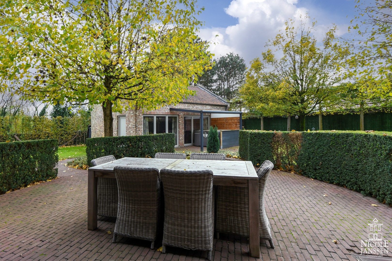 Instapklaar landhuis met tuin en interessant bijgebouw foto 36
