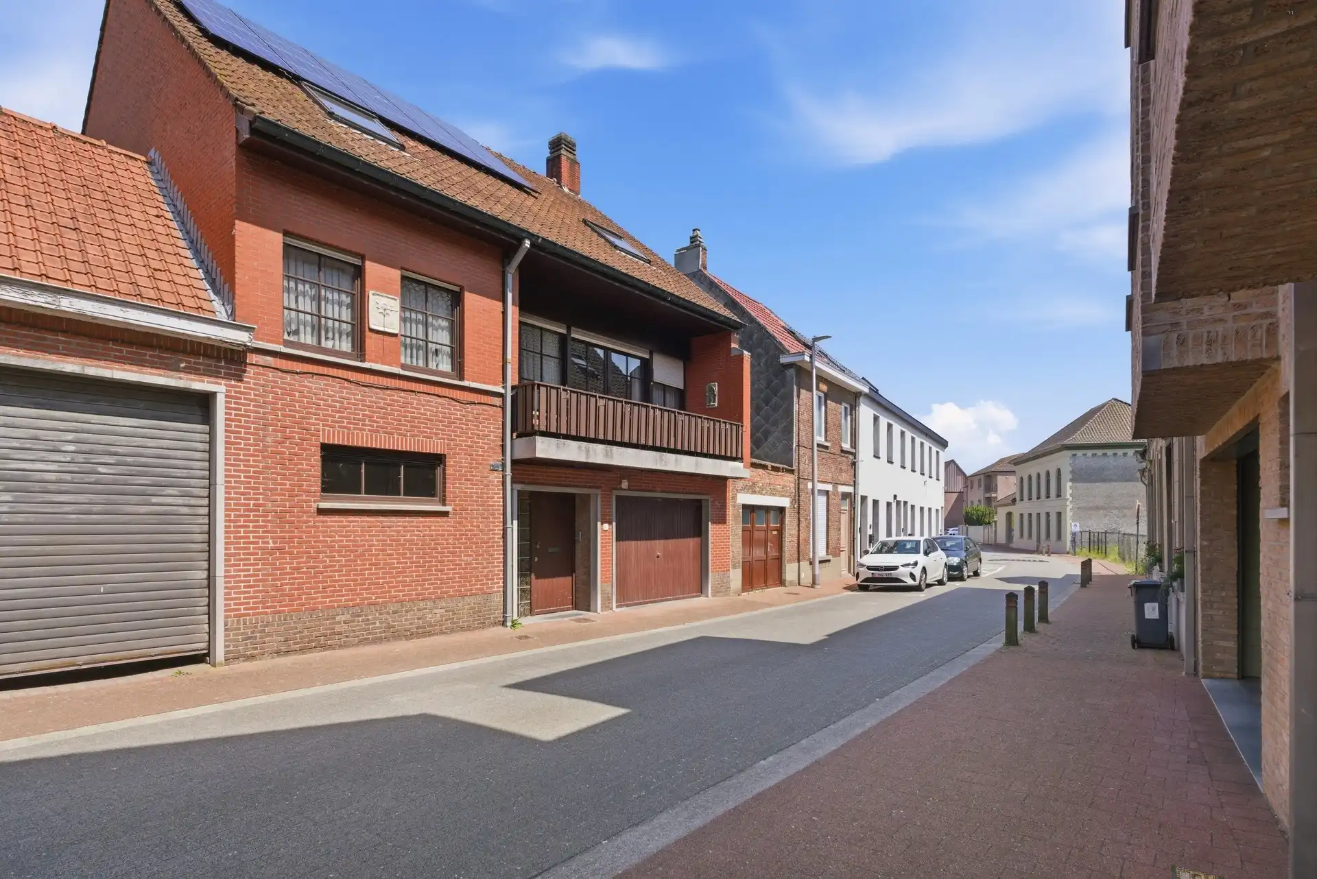 Hoofdfoto van de publicatie: degelijke en op te frissen woning met 4 slaapkamers en 2 badkamers