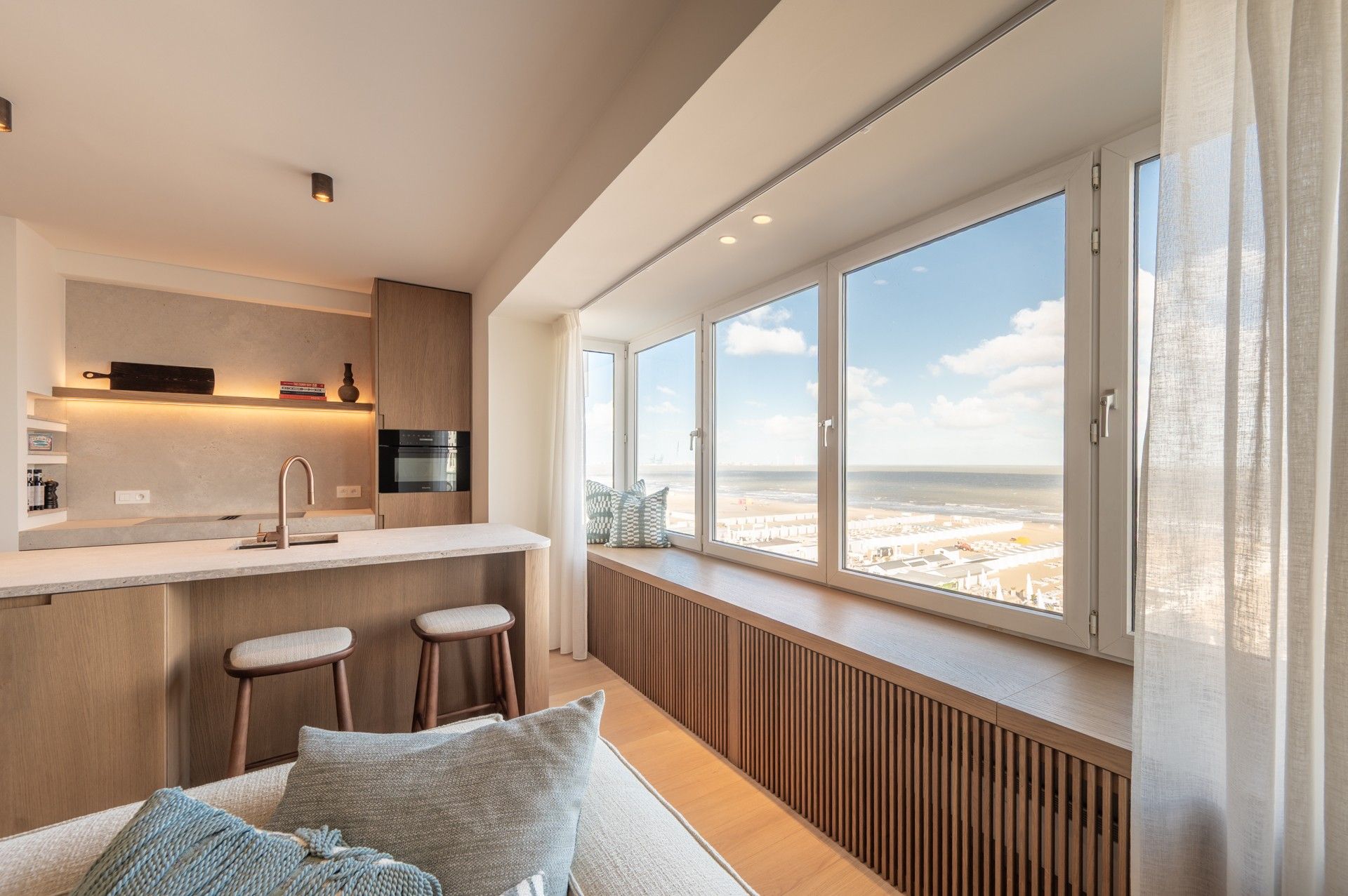 Gemeubeld: verfijnd gerenoveerd appartement op de zeedijk vlakbij het Rubensplein te Knokke! foto 2