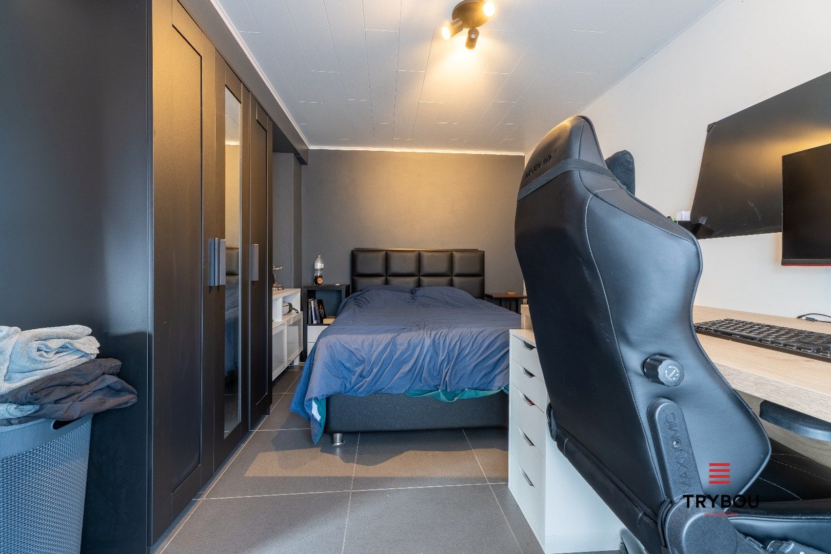 Stijlvolle industriële duplex met ruim terras en staanplaats in centrum Roeselare foto 15