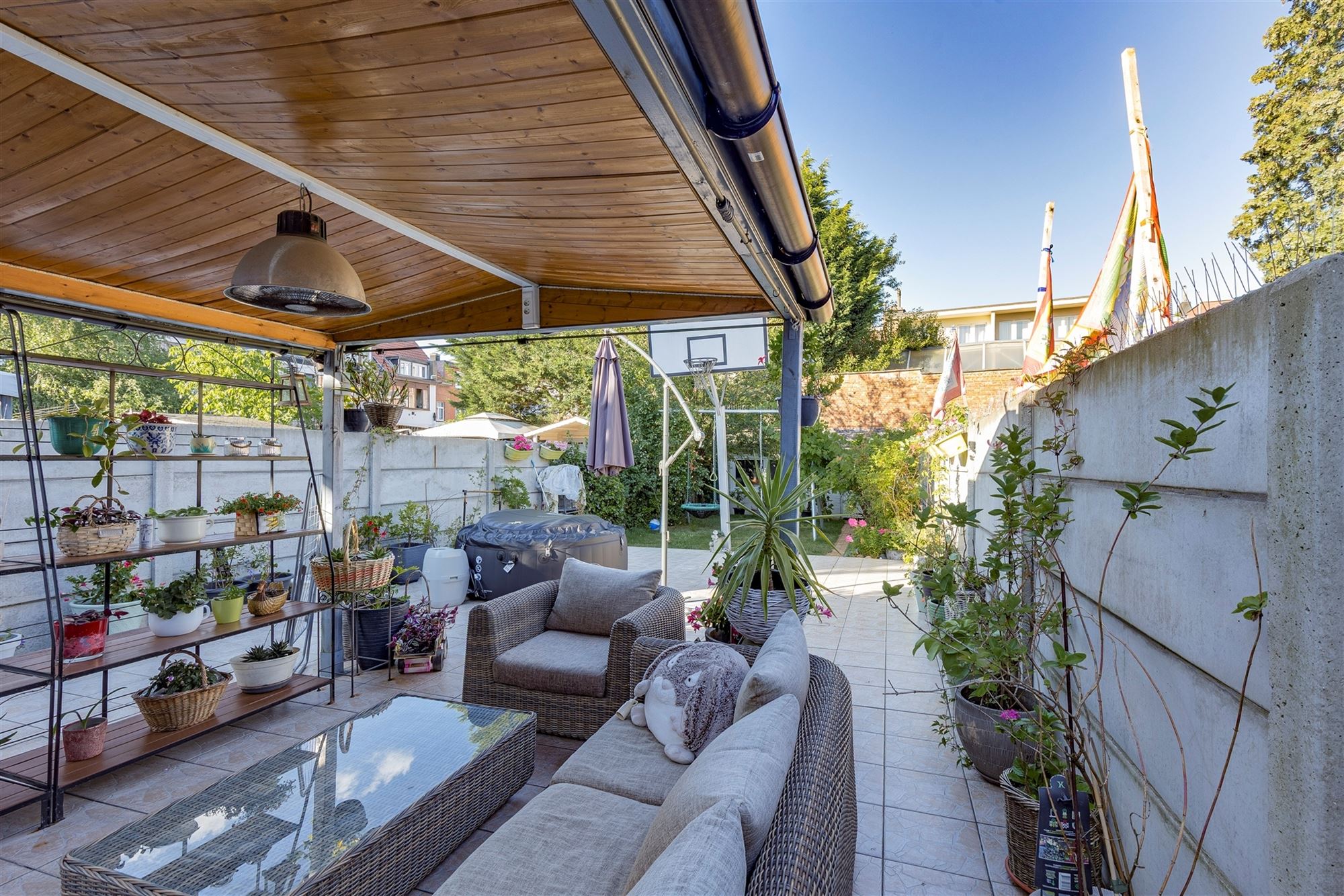Mooi ingerichte woning met 4 slk, 2 badk en ruime stadstuin in Merksem foto {{pictureIndex}}