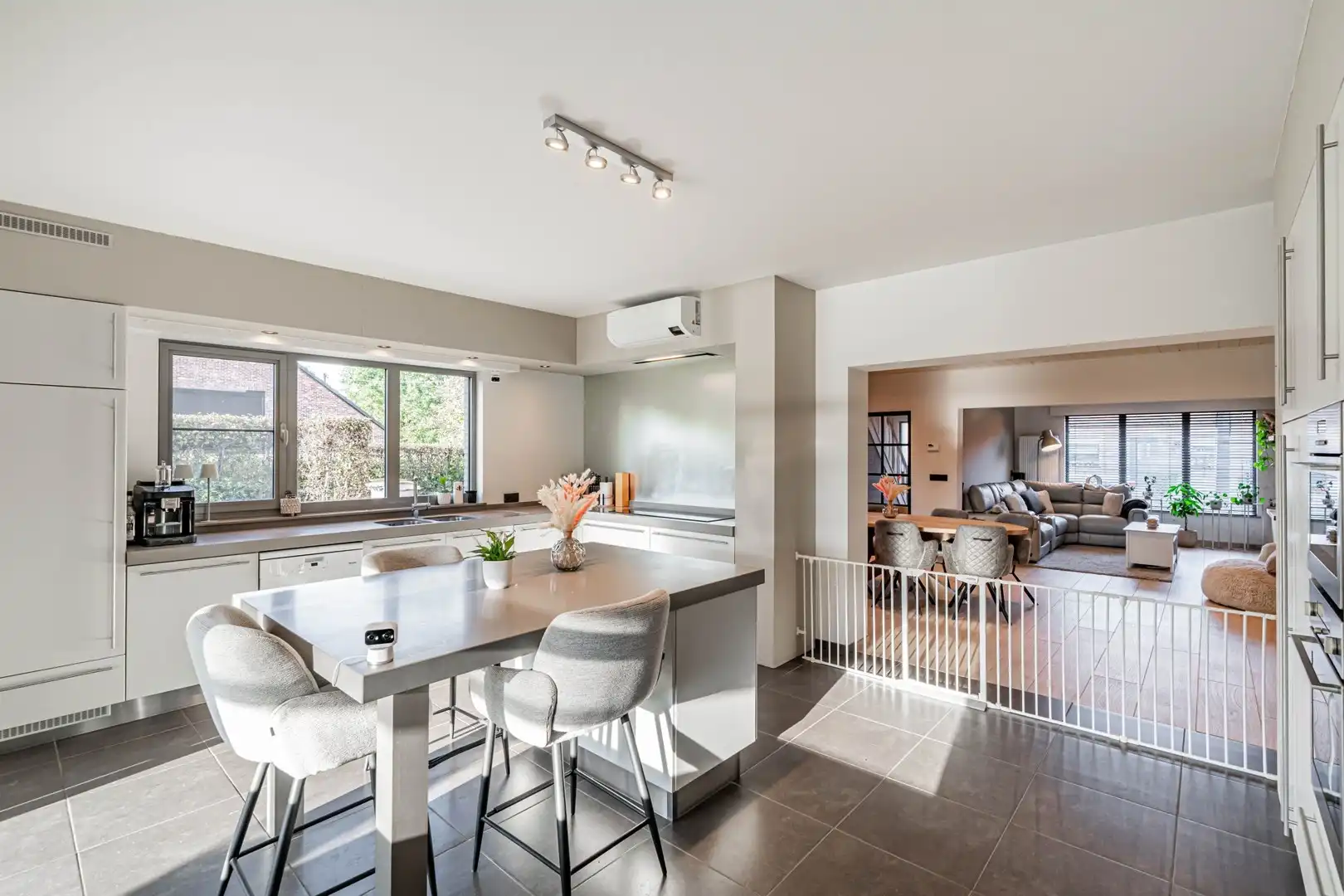 Charmante gerenoveerde eengezinswoning met rustgevende tuin foto 8