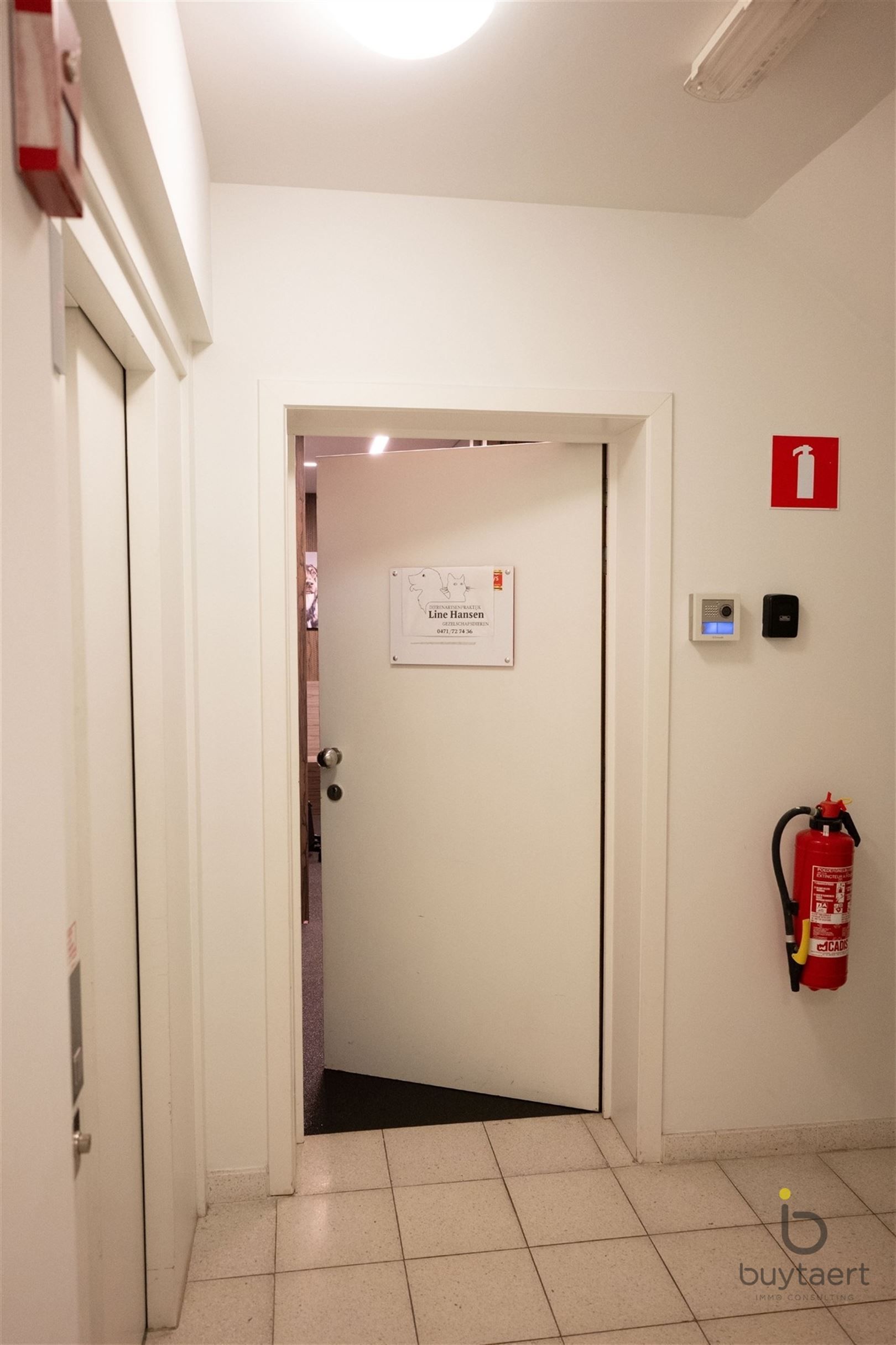 RUIME EN LICHTRIJKE PRAKTIJK IN GELIJKVLOERSAPPARTEMENT MET PRIVÉ-TUIN foto 4