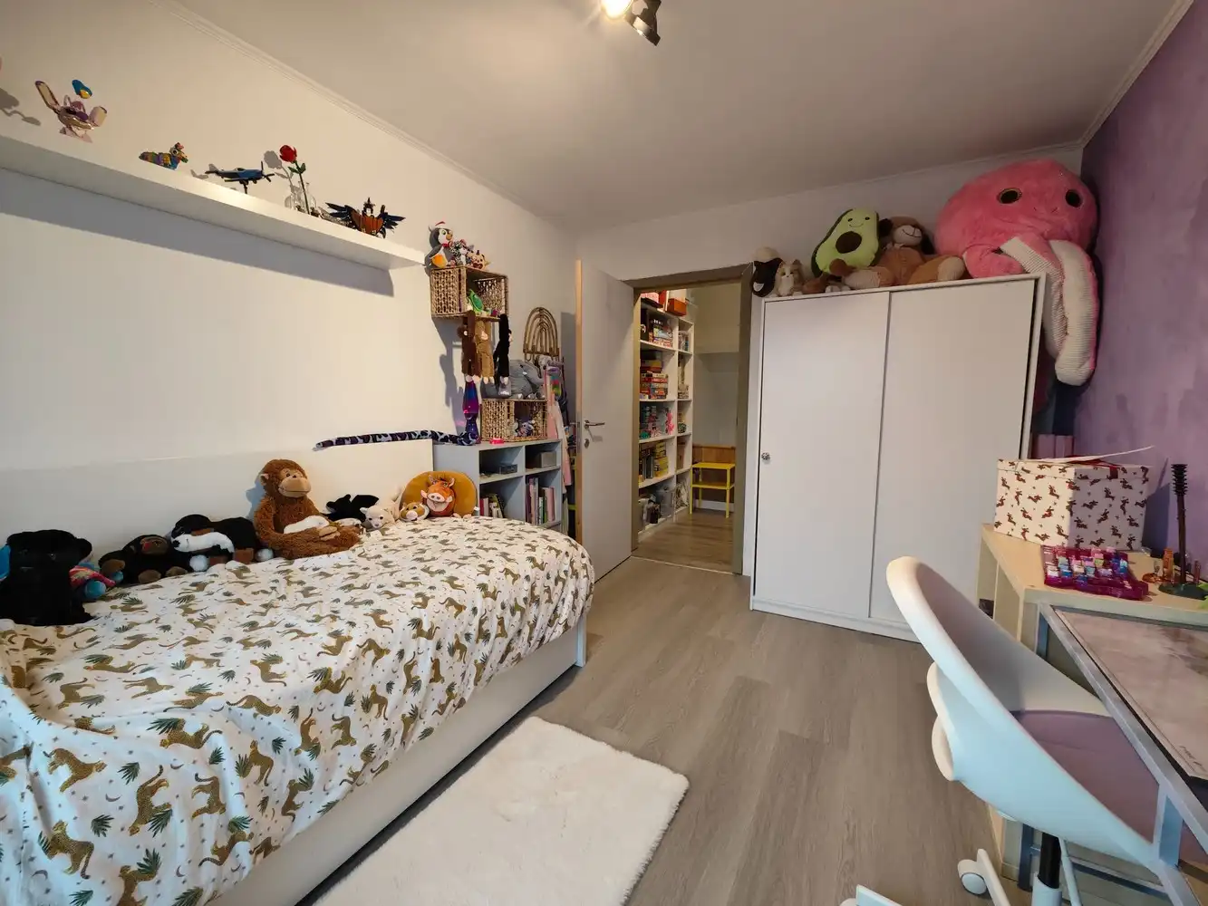 Volledig gerenoveerde stadswoning met 4 slpks, 2 badk. en privéparking. foto 31