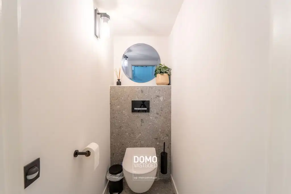 VOLLEDIG GERENOVEERDE OPEN BEBOUWING MET 4 SLAAPKAMERS EN GARAGE foto 8