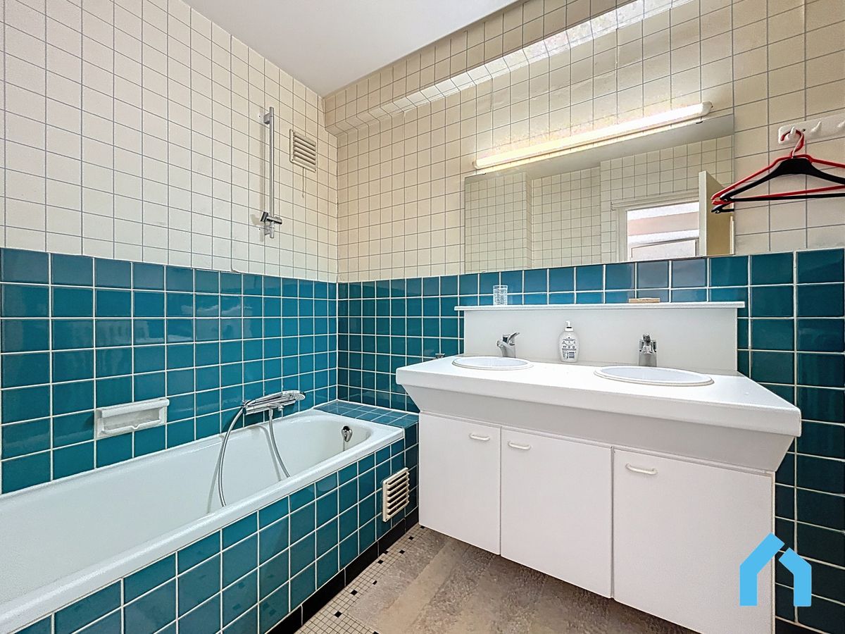 Magnifiek zeezicht en veel potentieel: maak van dit appartement uw parel! foto 17