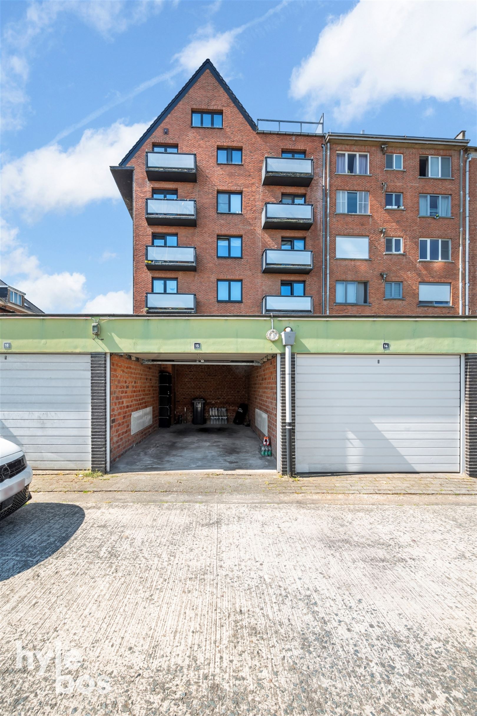Instapklaar 2 slaapkamer appartement met garage foto 20