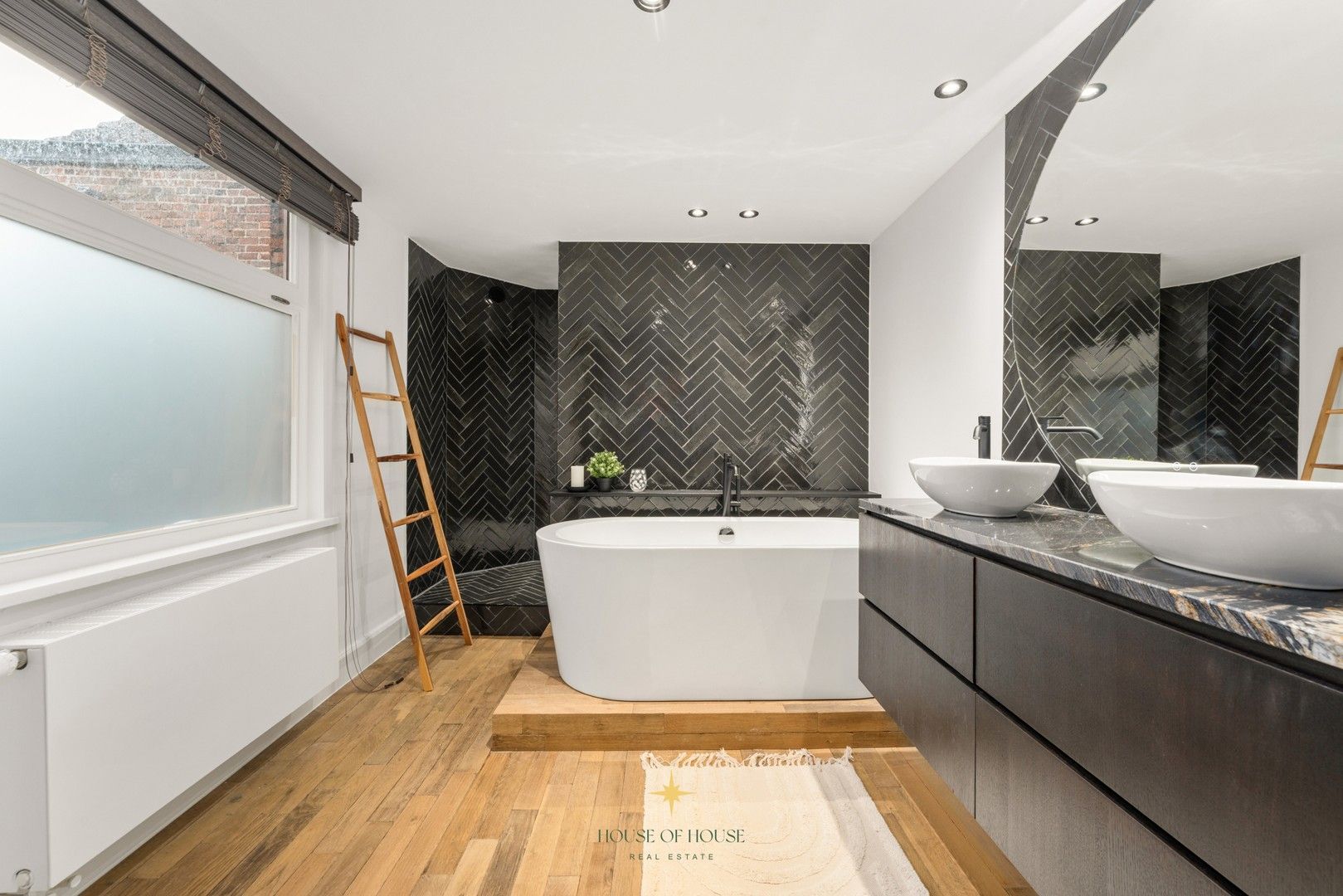 Subliem gerenoveerde stadswoning in een uitzonderlijk historisch kader rond de Onze-Lieve-Vrouwekerk foto 12