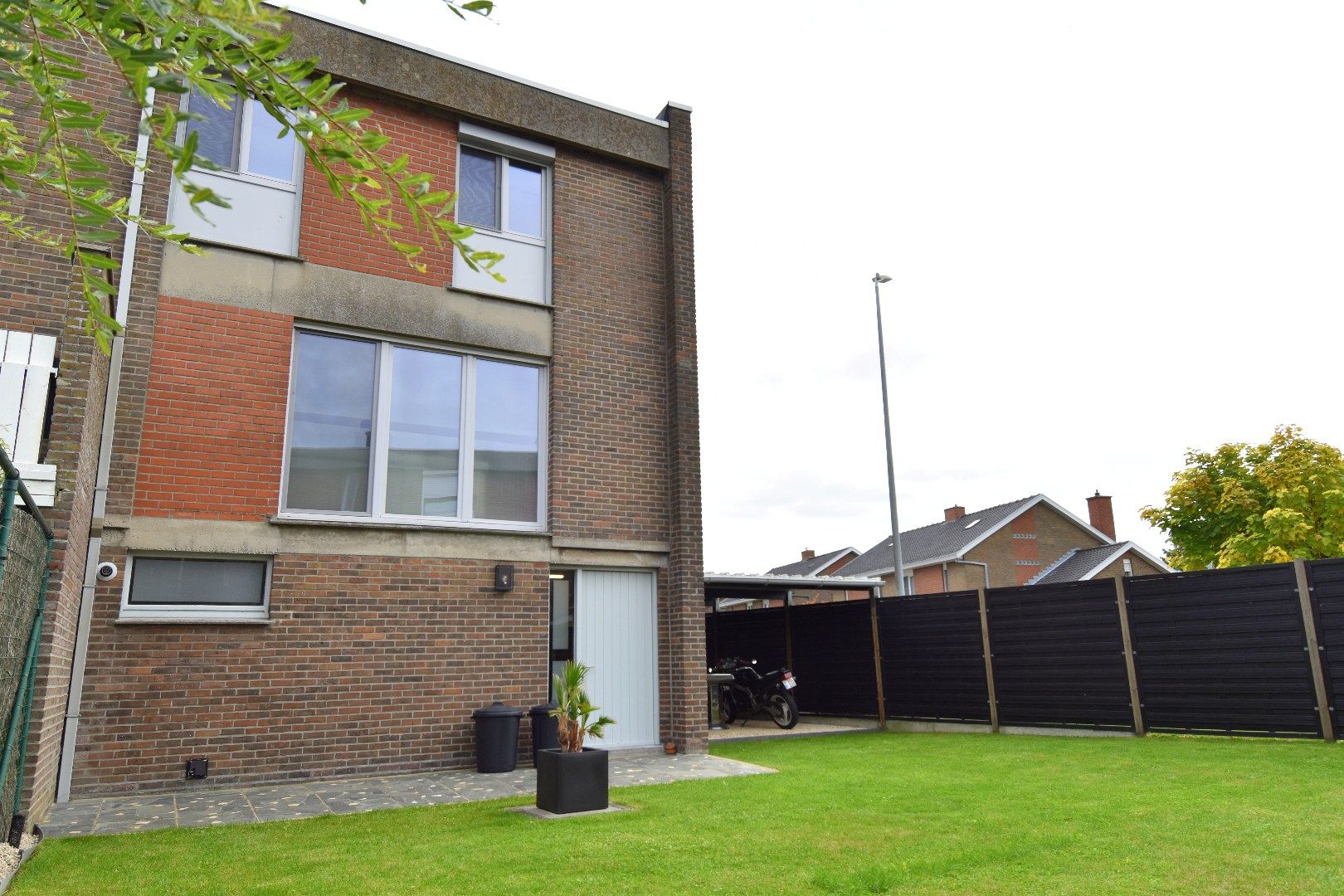 Verzorgde bel-etage met 3 slaapkamers, garage en carport te Lendelede foto 14