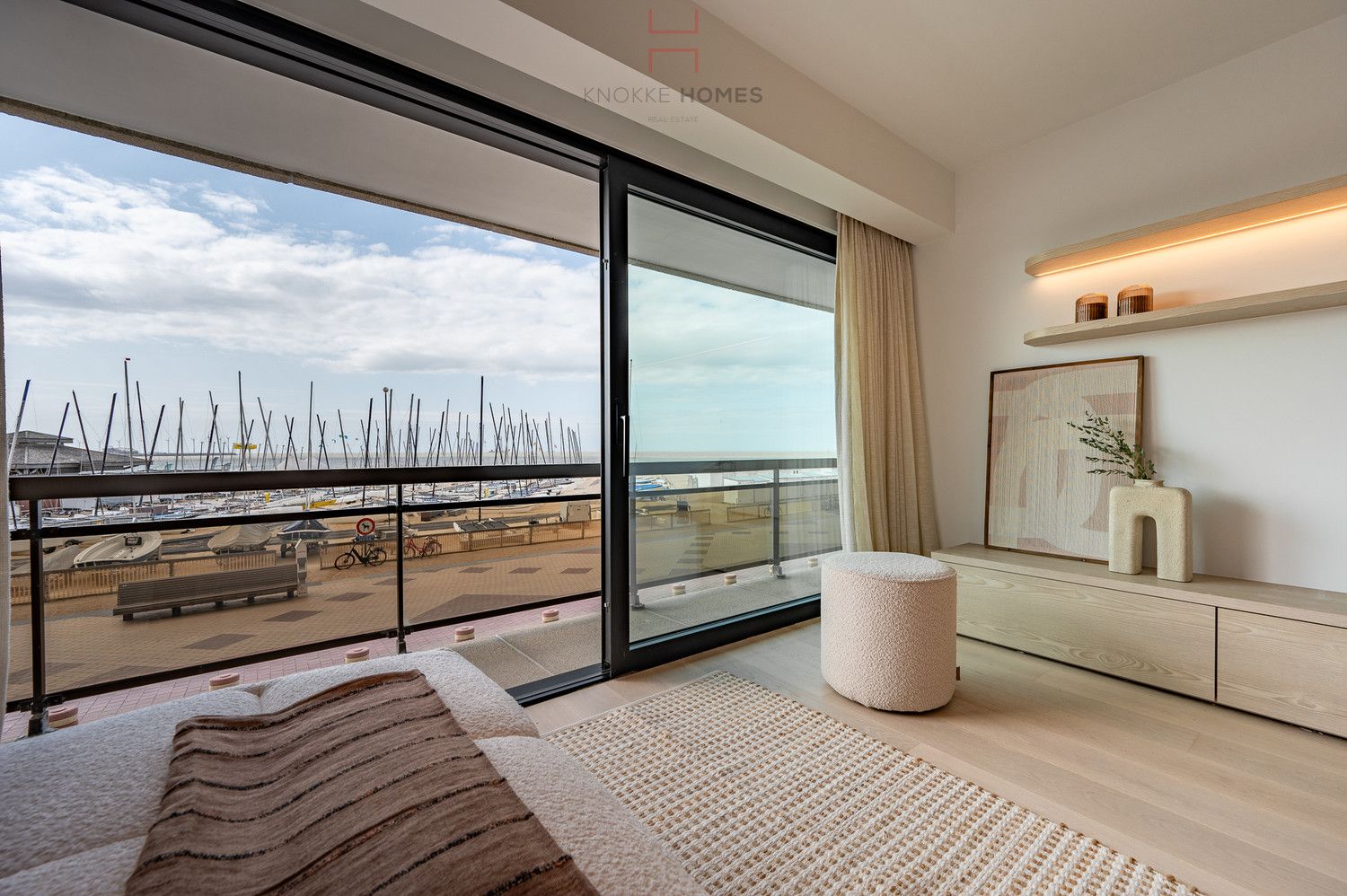 Luxueus gerenoveerd appartement op de zeedijk aan de zeilclub Anemos in Duinbergen foto {{pictureIndex}}