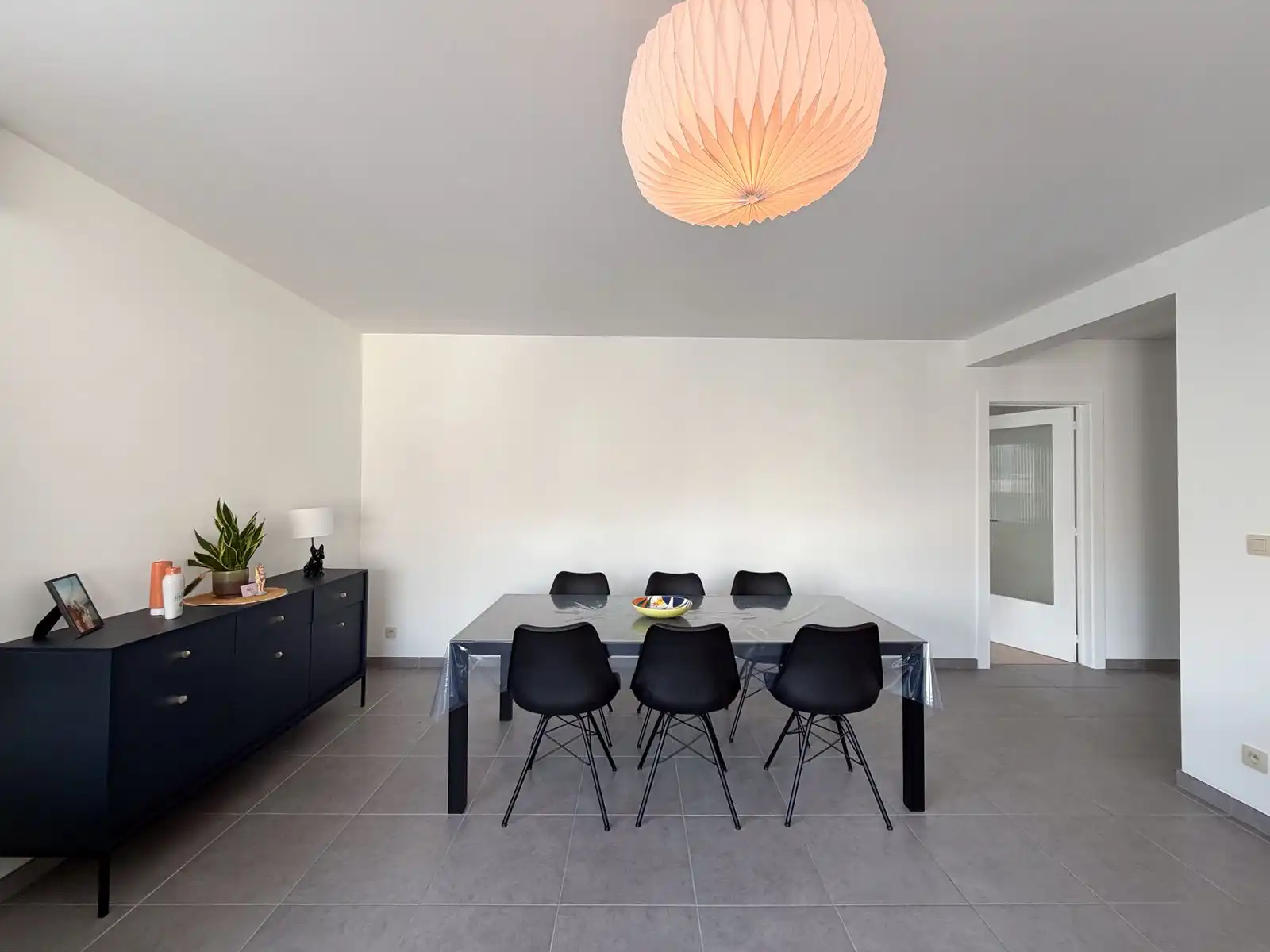 Fanstastisch ruim hoekappartement met 2 slpk én gemeubeld, pal aan zee foto 3
