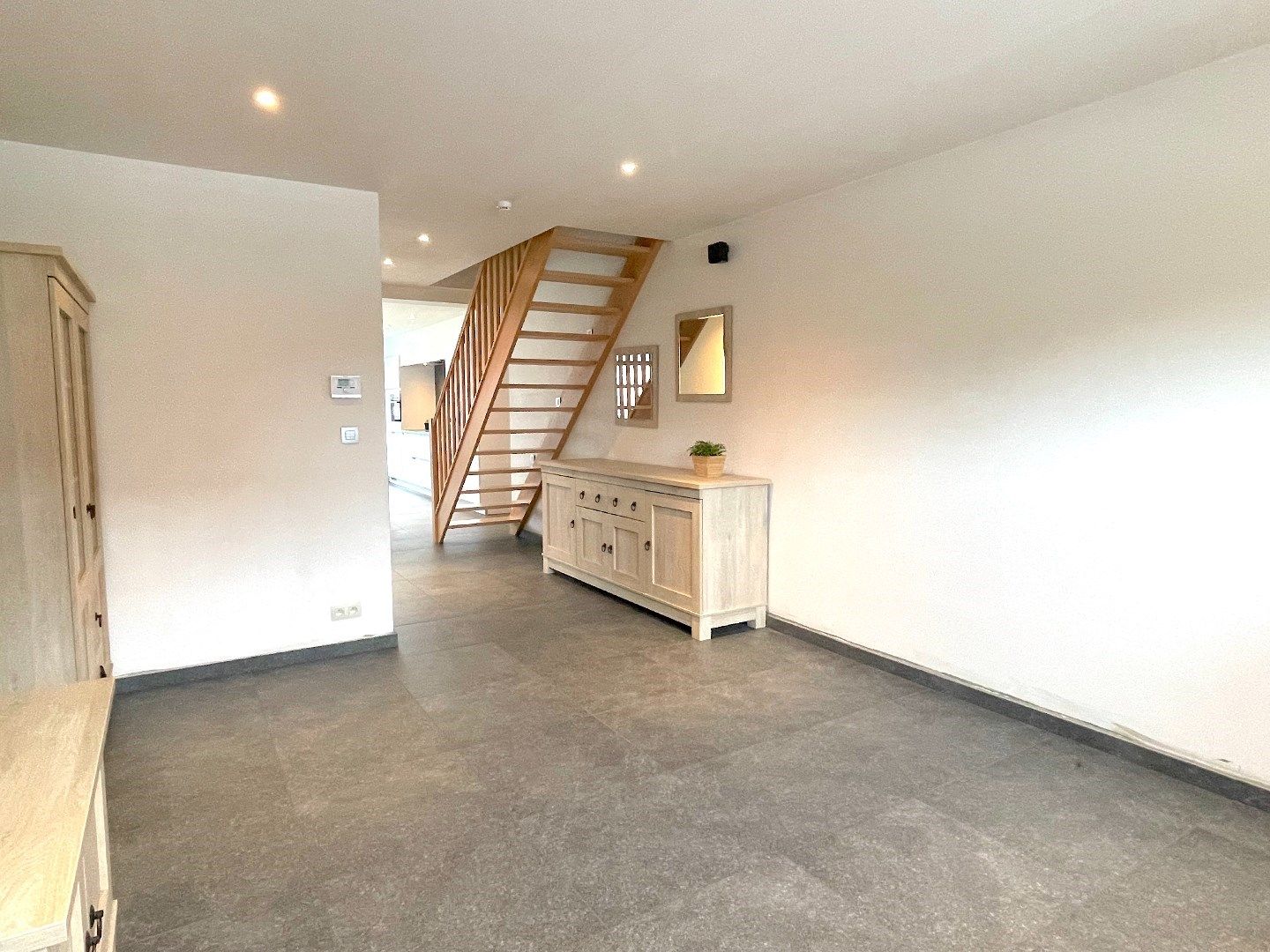 Recente woning met 3 slaapkamers, leuke tuin en staanplaats! foto 5