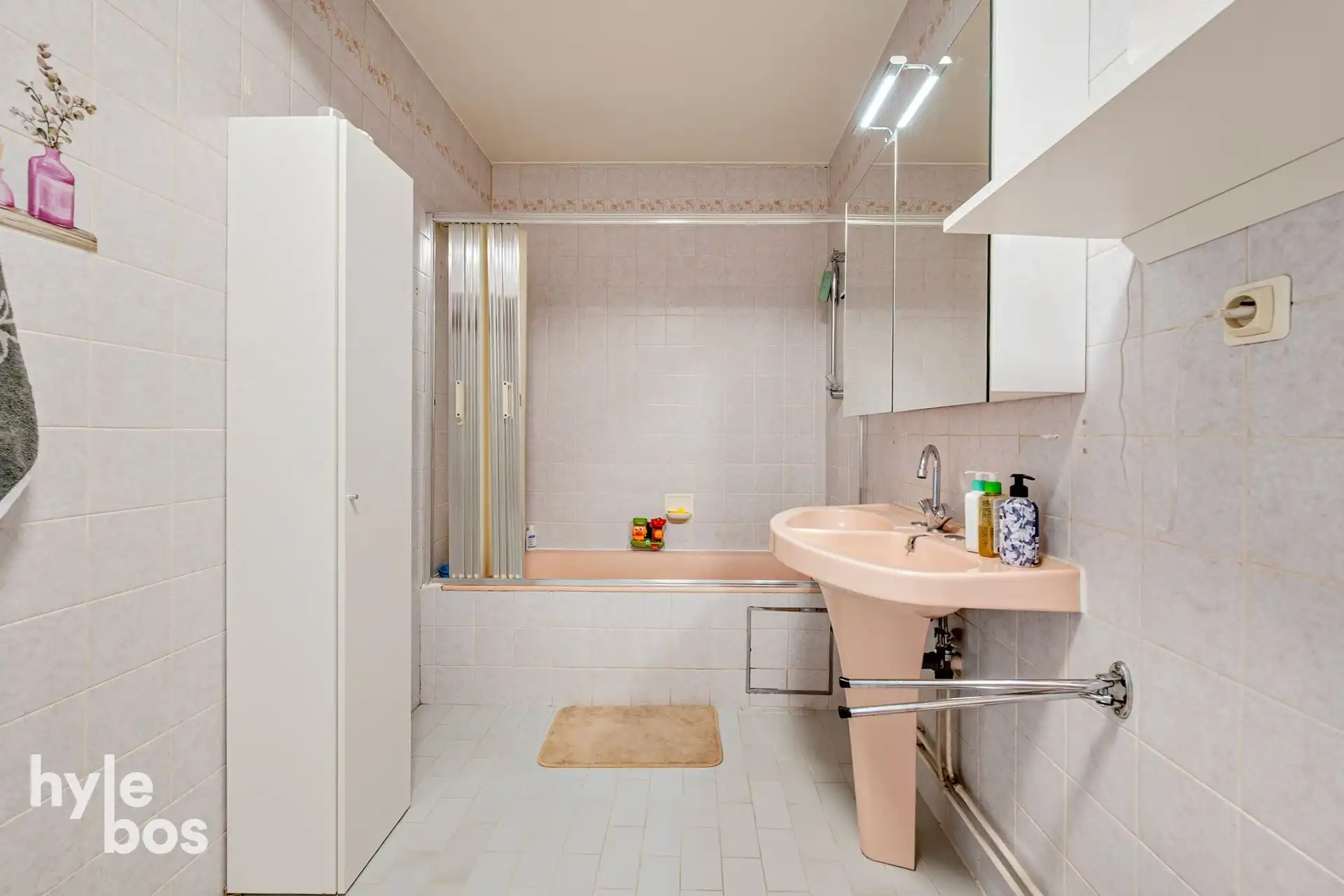 Ruim instapklaar 2 slaapkamer appartement met garage foto 16