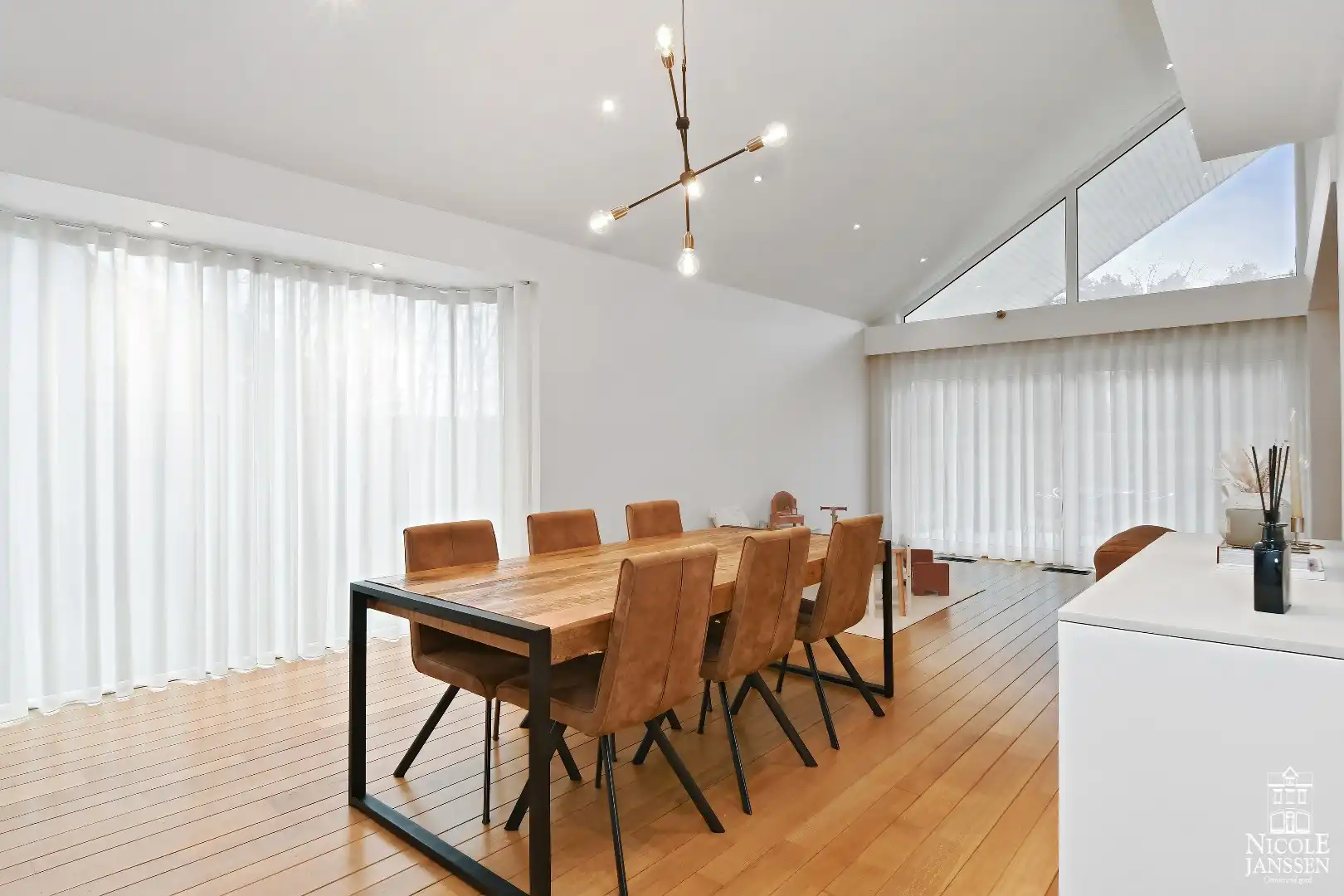 Charmante vrijstaande gezinswoning met grote garage en mooie tuin   foto 8