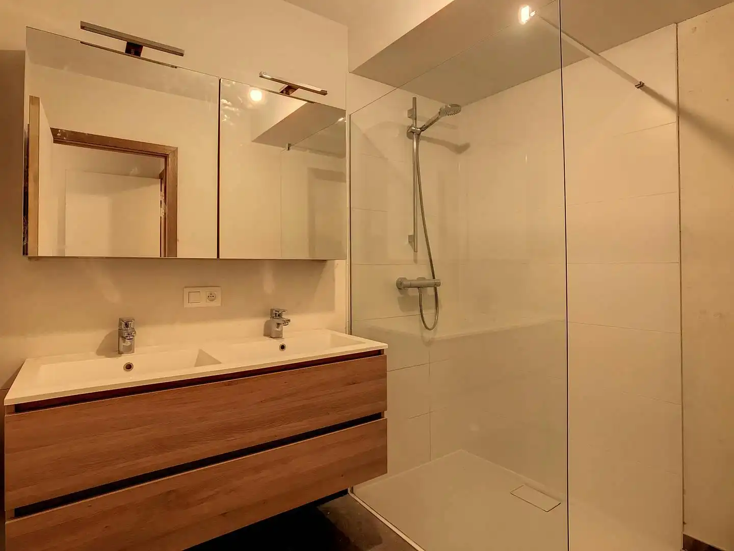 Gerenoveerd, energiezuinig appartement met 3 slaapkamers in Ieper  foto 14