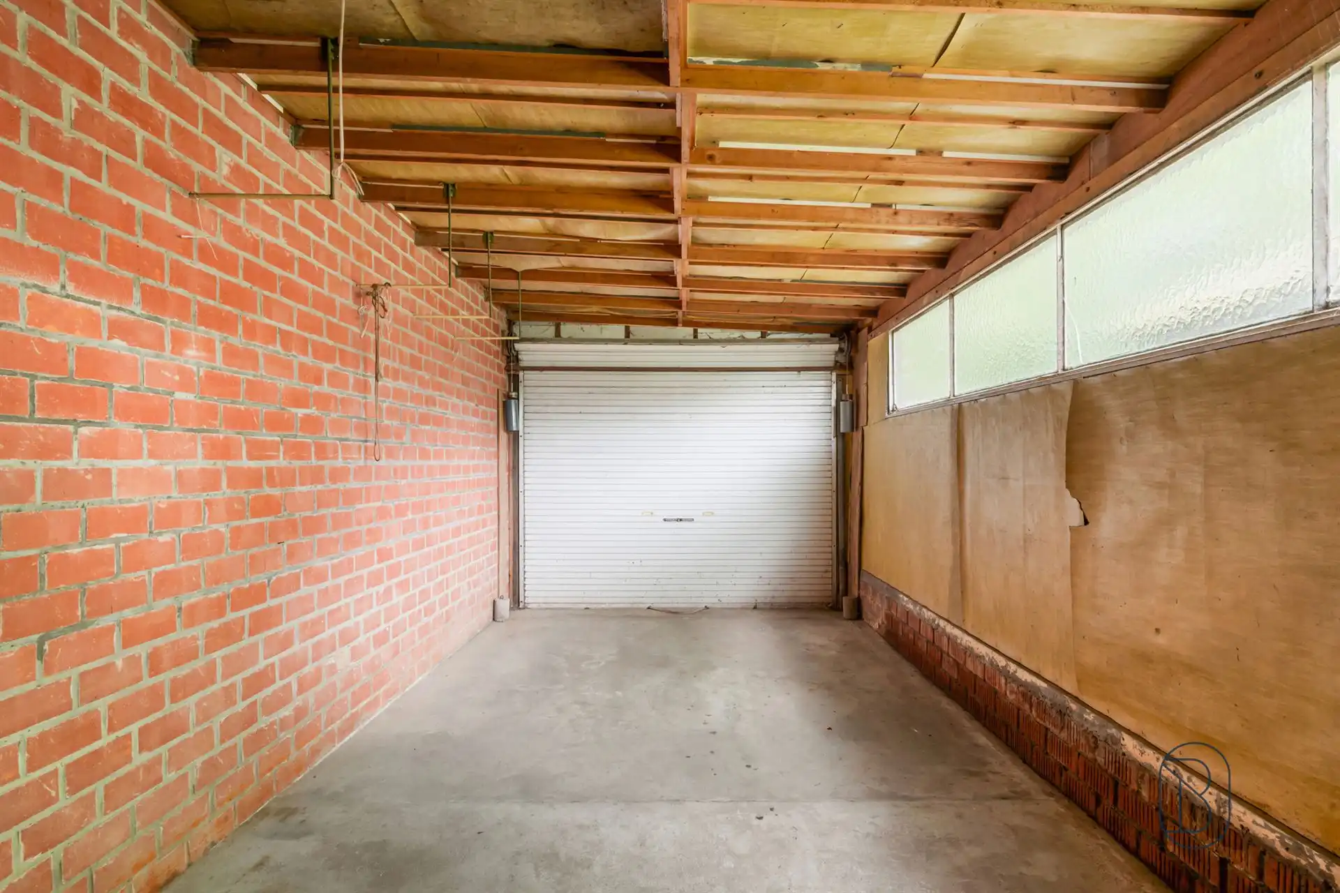 Te renoveren woning met 9 slpk, garage en tuin in Deerlijk foto 5