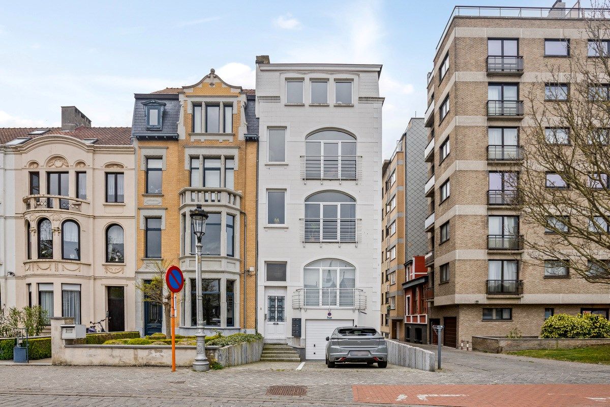 Ruime garagebox met oprit/parkeerplaats op gegeerde ligging foto {{pictureIndex}}
