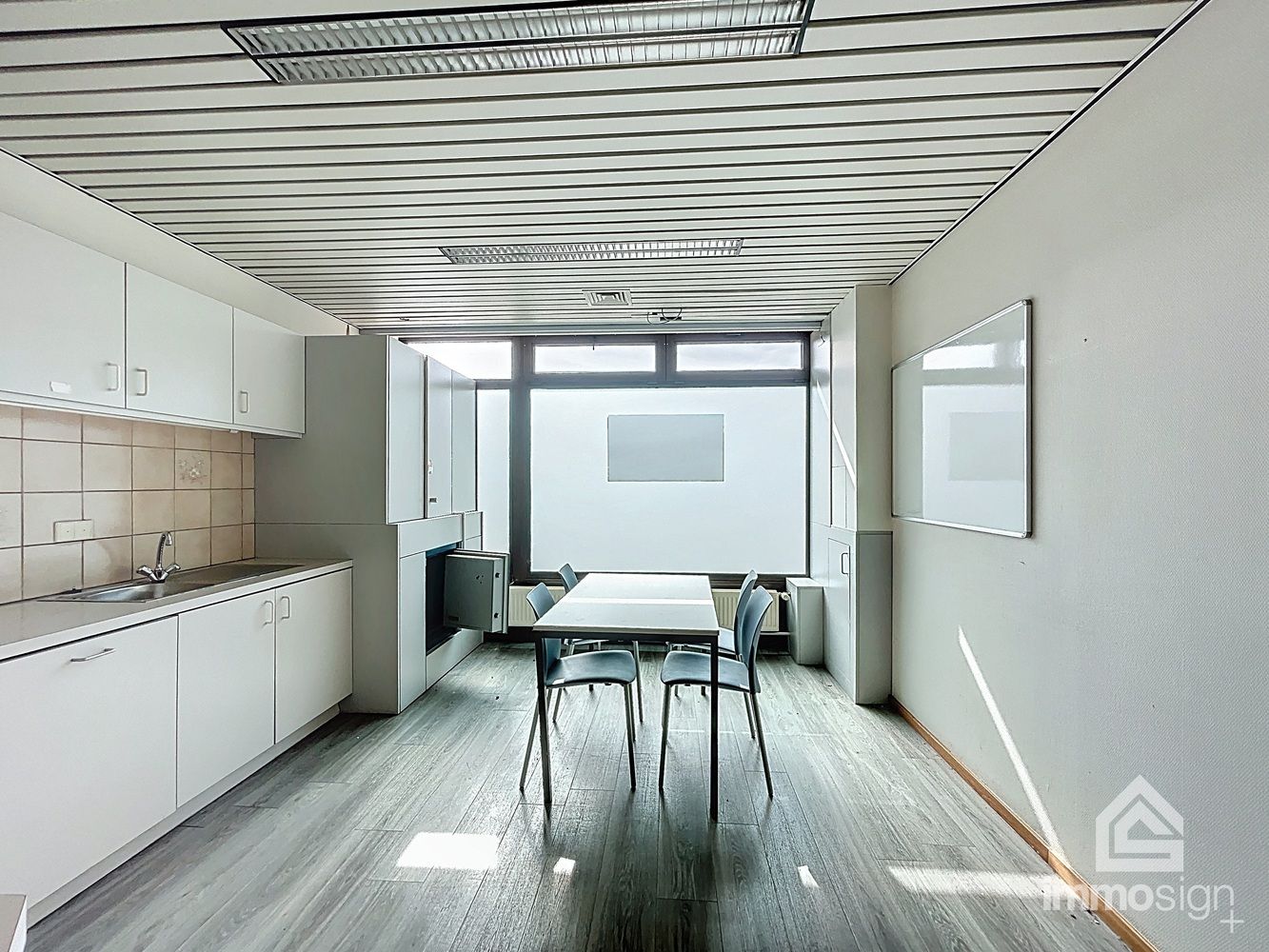 Gelijkvloerse kantoorruime van 243m² langs de Rijksweg foto 20