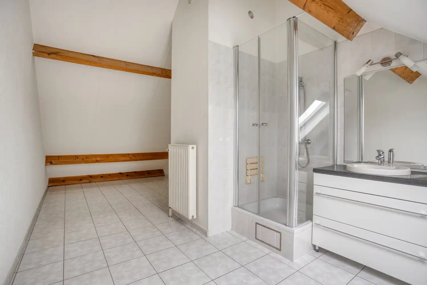 Ruime duplex met 3 slaapkamers  en garage te huur in het hart van Gellik, Lanaken foto 23