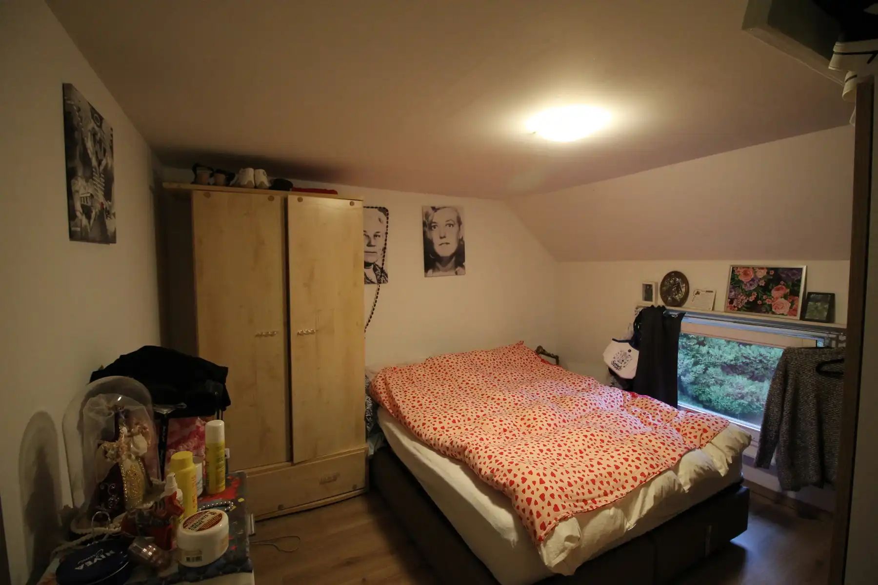 Gerenoveerde gezinswoning met 3 slaapkamers, terras en tuin op een zeer centrale, doch rustige ligging. foto 11