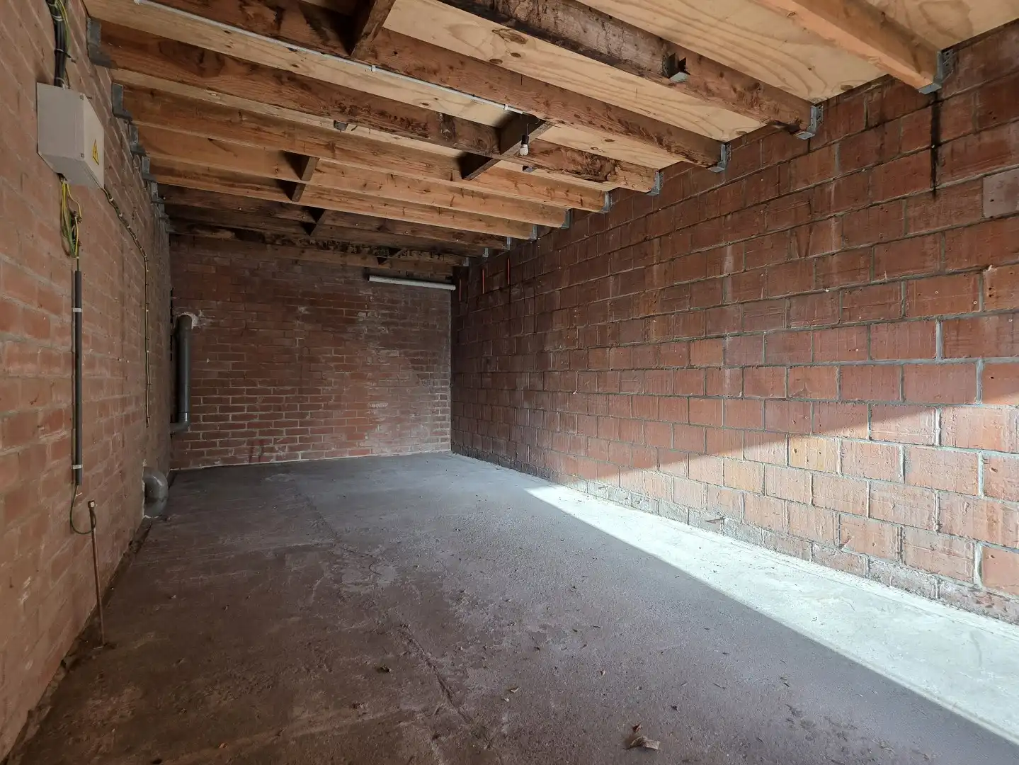 Opslagplaats/atelier in het centrum van Kuurne met vrijstaande garage en bureauruimte foto 4