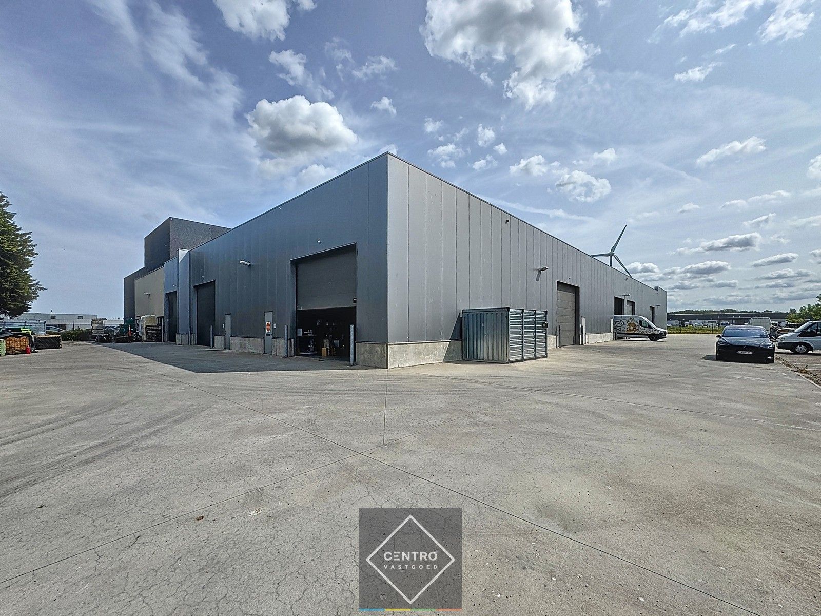 Instapklare OPSLAGRUIMTE (177m² ) met toilet en hoge sectionaalpoort (gemakkelijk toegankelijk met grote vrachtwagens). Op industriezone "Herdersbrug" te Brugge. foto 4