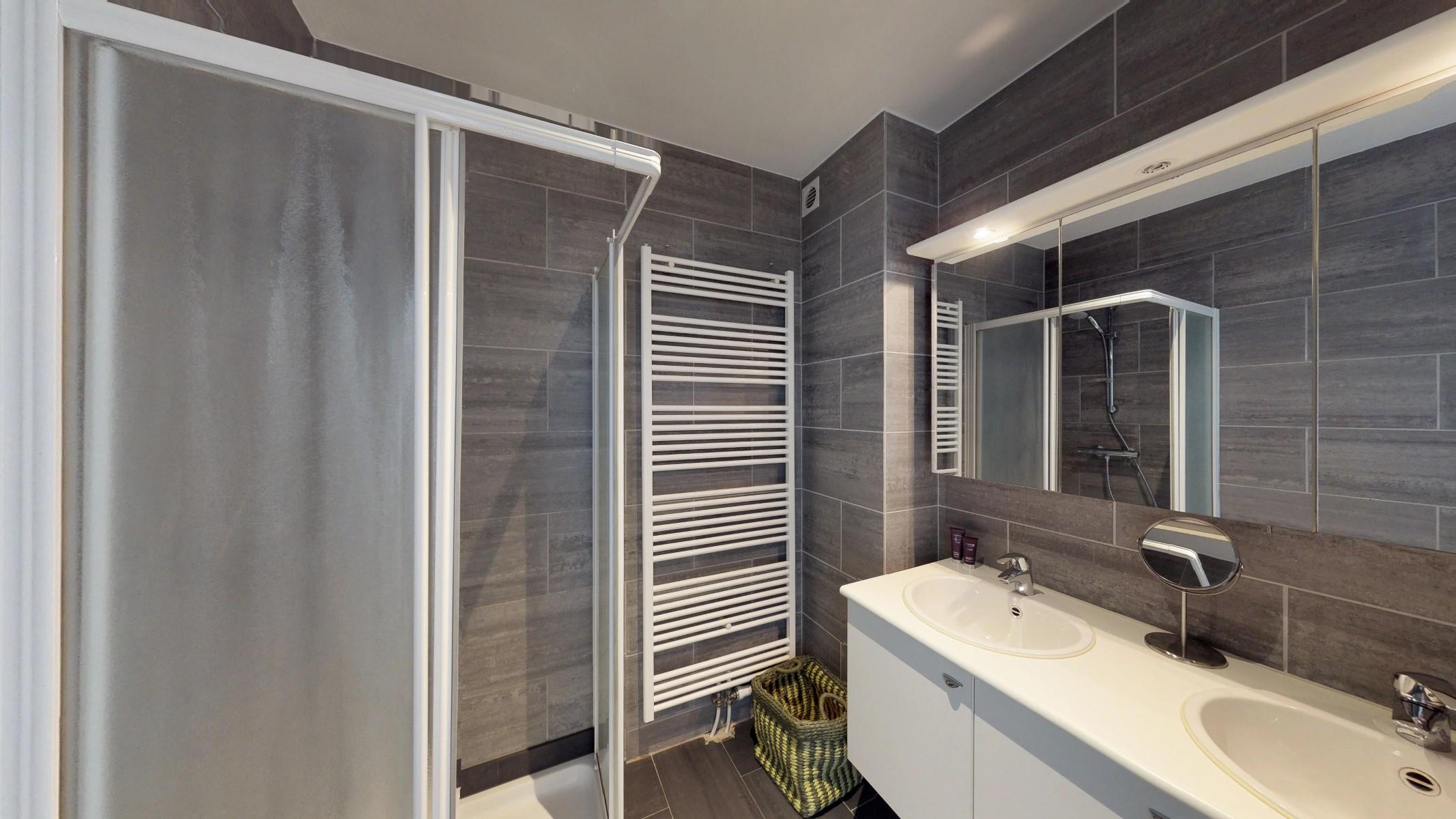 Modern gemeubeld appartement met drie slaapkamers en terras.  foto 8