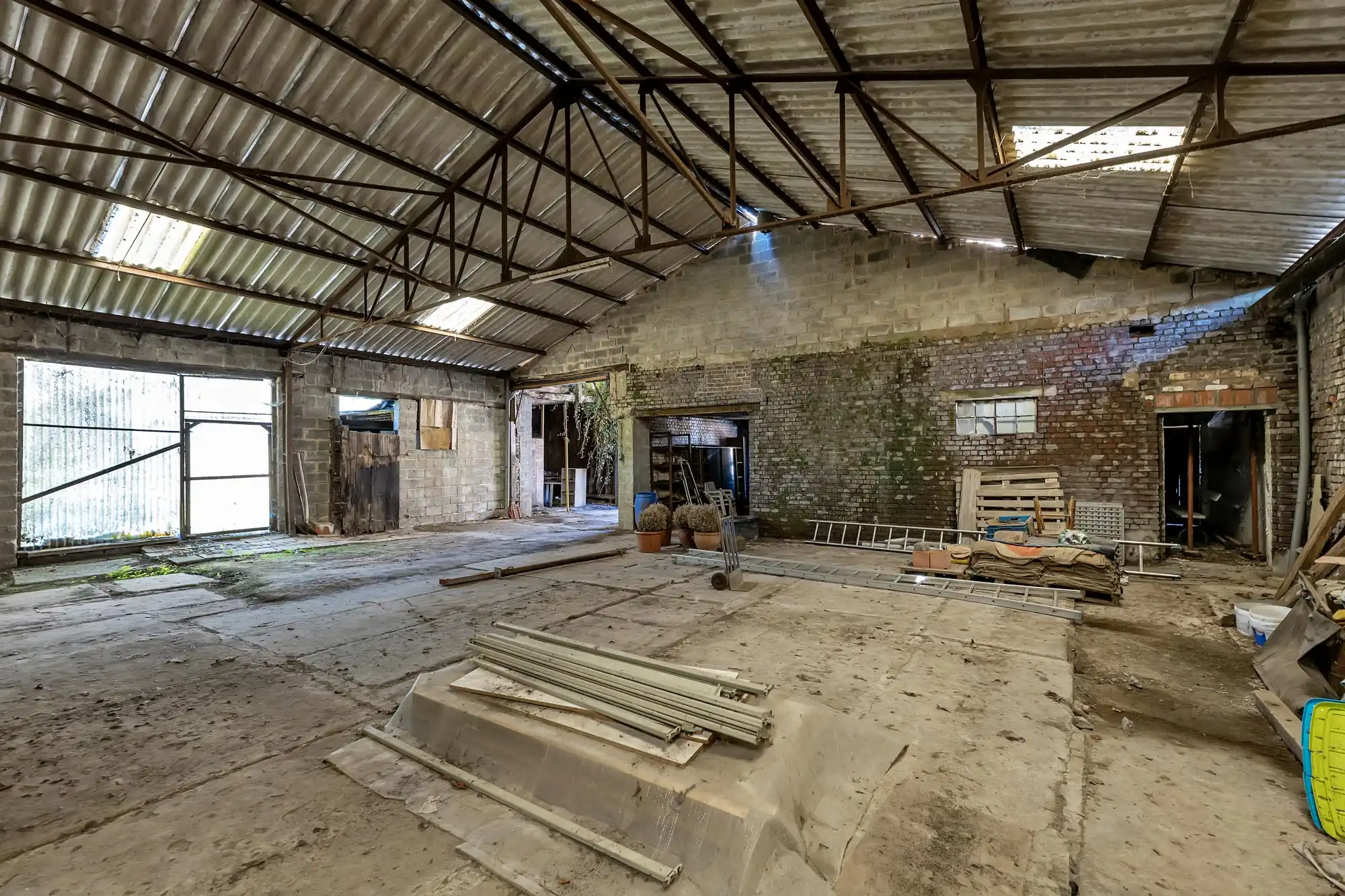 Ruime te renoveren woning met loods en bouwgrond foto 5