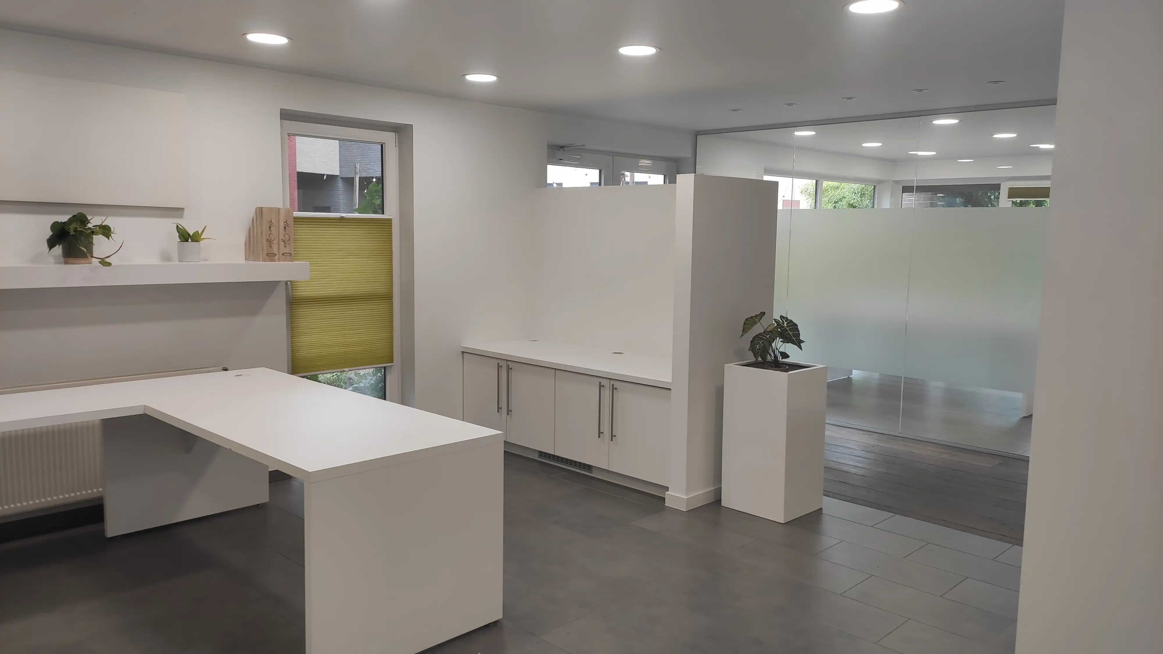 Modern en instapklaar kantoor/handelspand op toplocatie in Peer foto 3