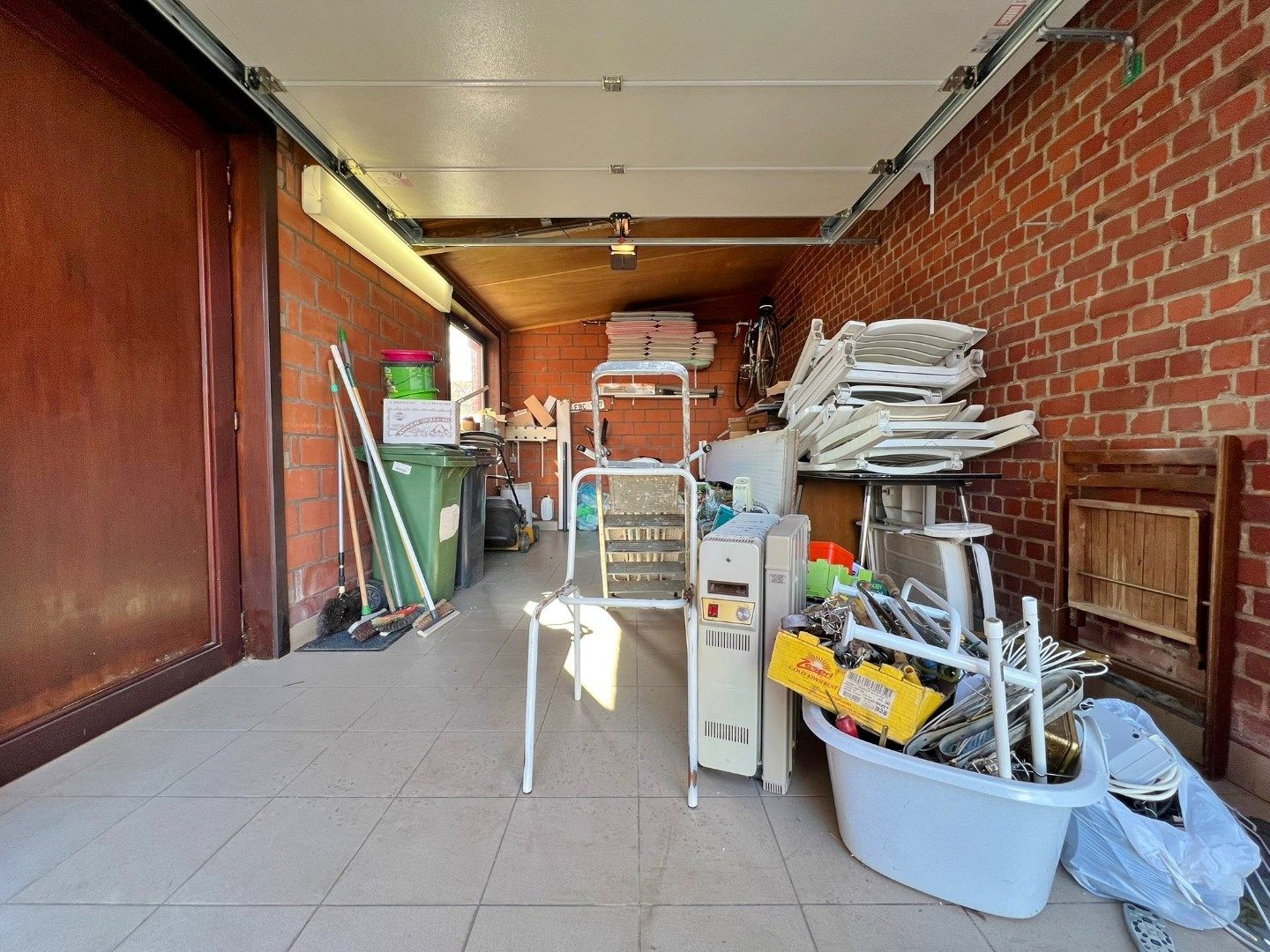 Halfopen woning met zonnige tuin en garage.  foto 16