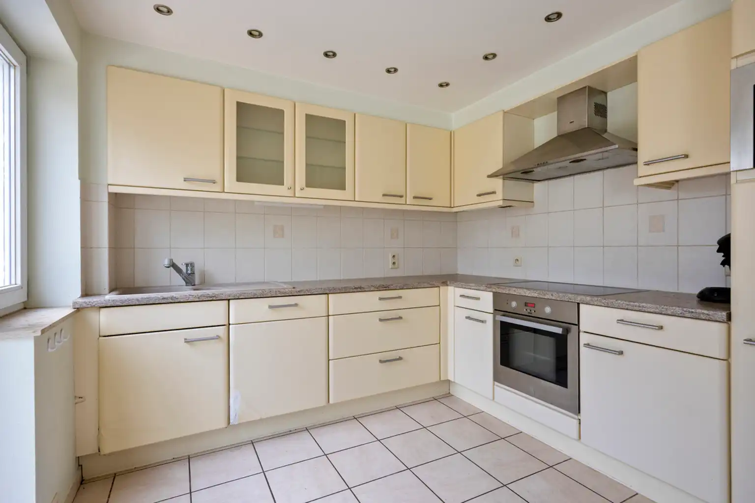 Bel-etagewoning met drie slaapkamers met garage en tuin foto 8