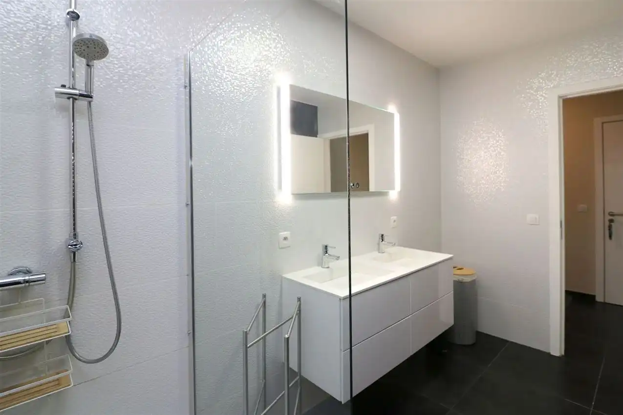 App. met 2 slpk., terras en autostaanplaats, rustig gelegen foto 18