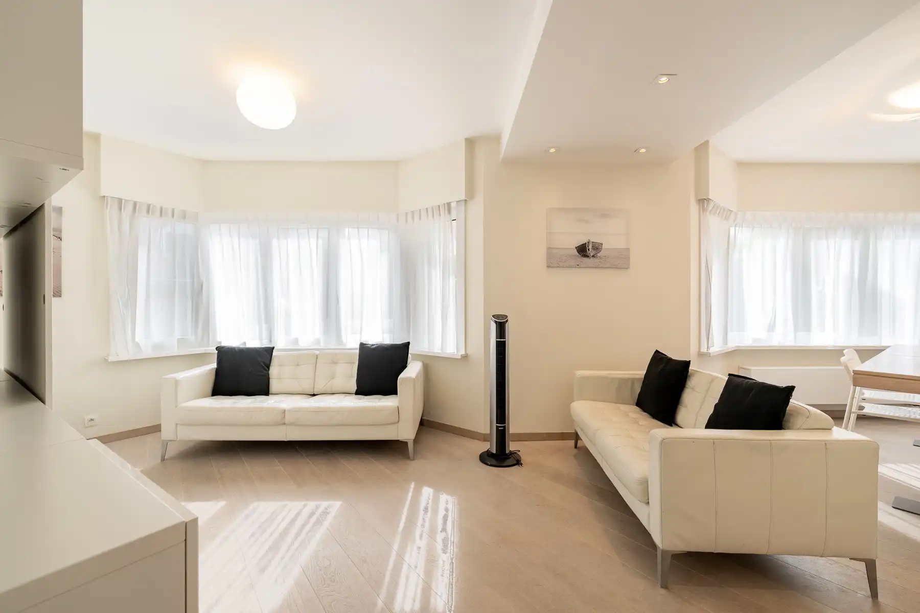 Gemeubeld drie slaapkamerappartement vlakbij de Zoutelaan met parking foto {{pictureIndex}}