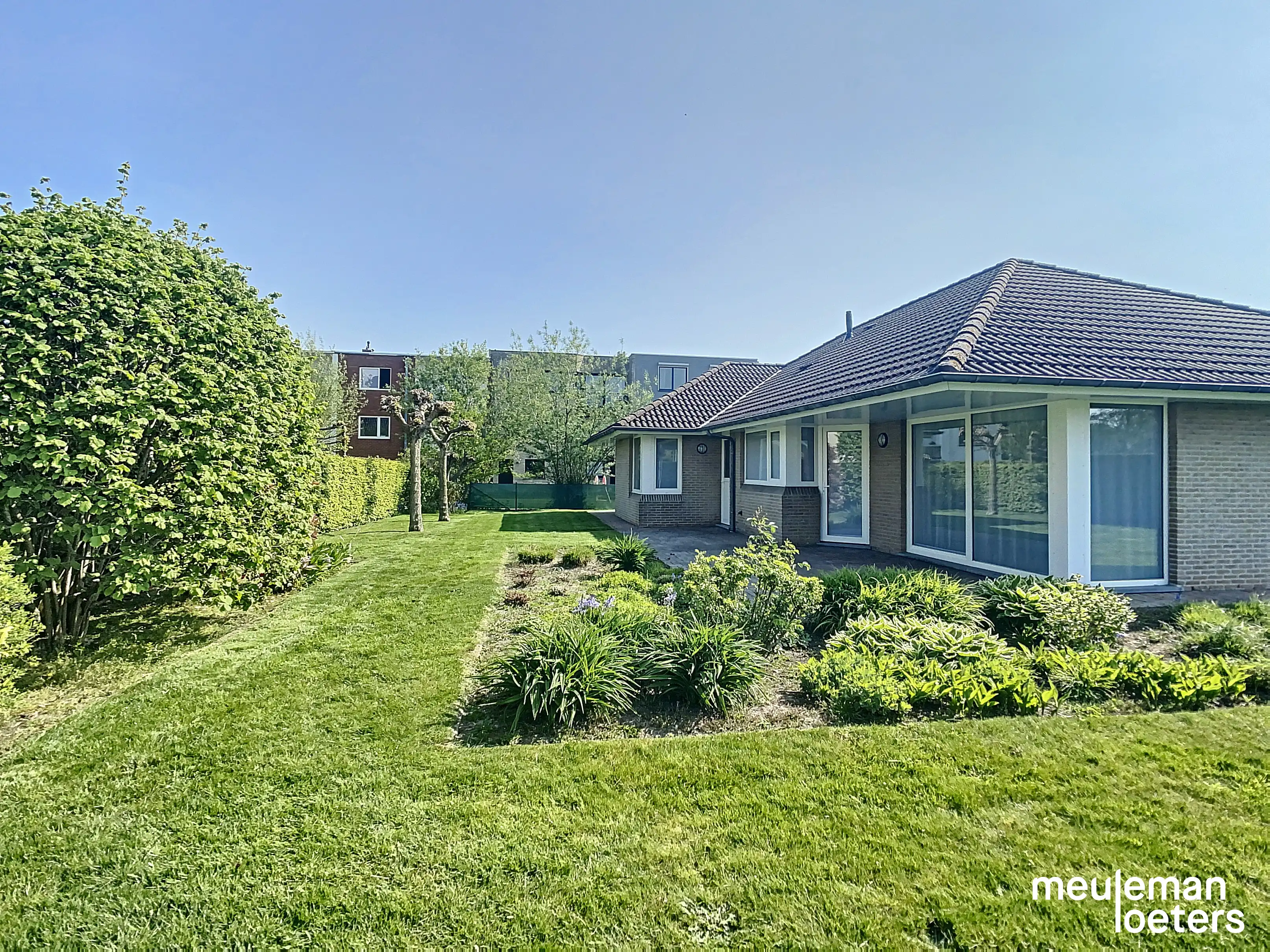 Schitterend gelegen en energiezuinige gelijkvloerse woning met tuin en garage foto {{pictureIndex}}
