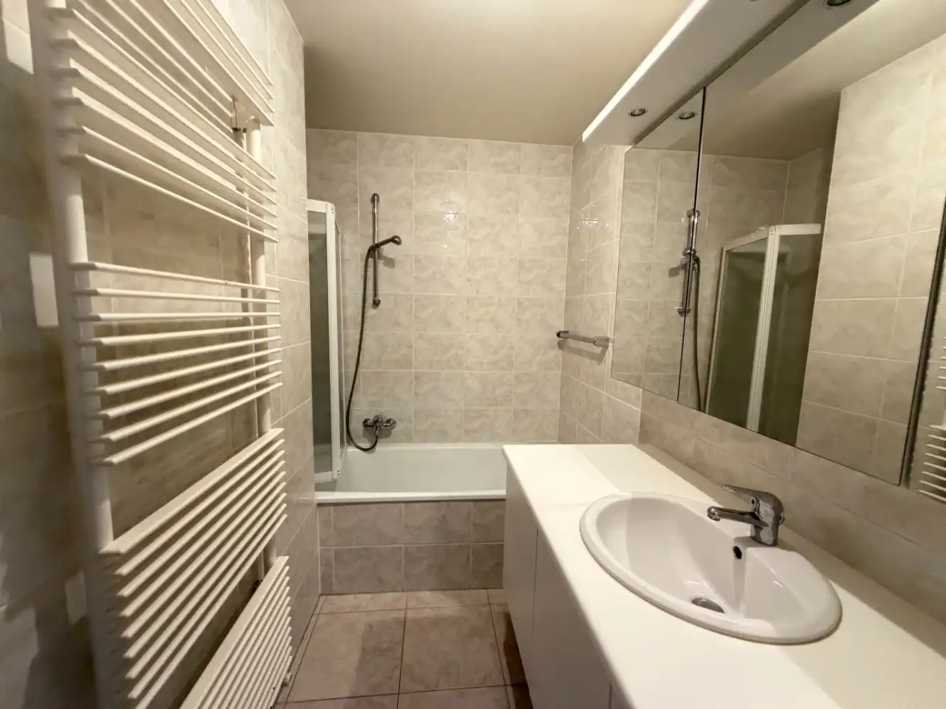 Instapklaar appartement met groot terras en twee slaapkamers. Garage bij te huren in hetzelfde gebouw. foto 14