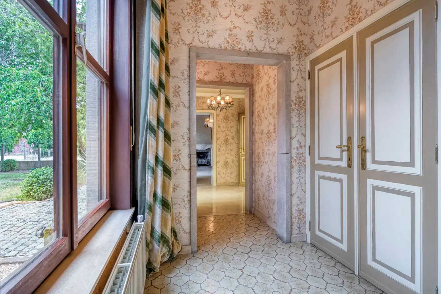 STATIGE VILLA VOOR PRIVE OF VRIJ BEROEP MET RUIME TUIN   foto 2