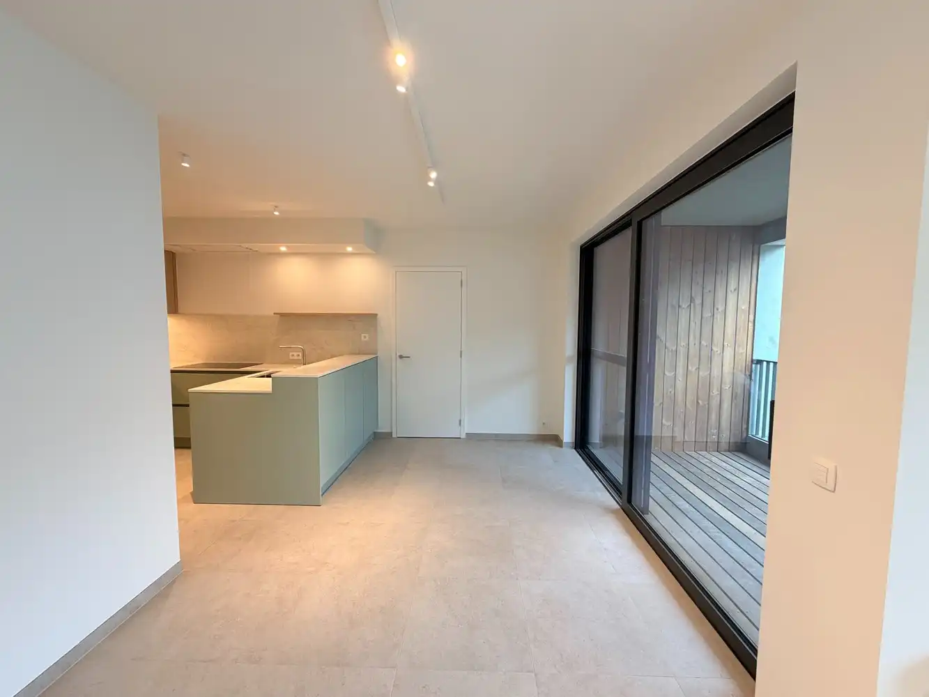 Hoogwaardig afgewerkt nieuwbouwappartement met 2 slaapkamers + kelderberging en staanplaats foto 4