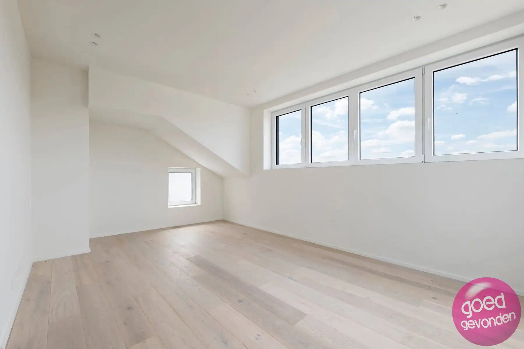 NIEUW APP - 1of2 SLK - TERRAS - KELDER - CENTRUM - GEEN BTW foto 9