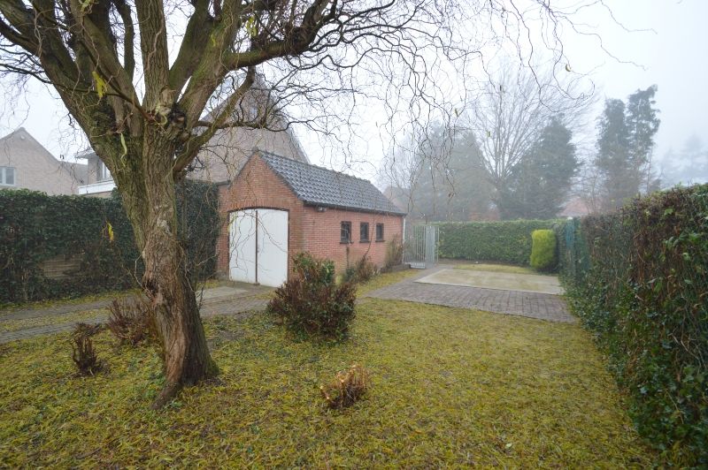 Leuke instapklare half-open bebouwing met tuin & garage foto 18