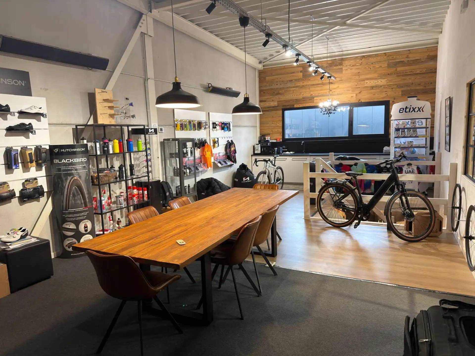 KMO-Unit te huur in Genk van 195m² + kantoren-sanitair-airco foto 5