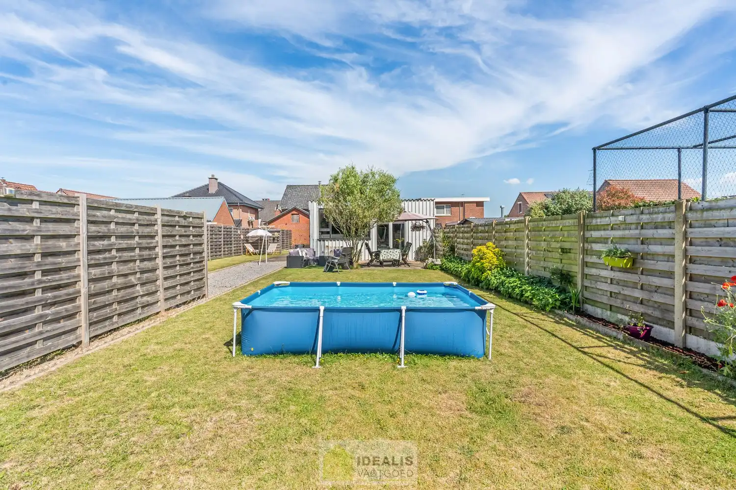 IDEALIS VASTGOED – EENGEZINSWONING MET EEN KNAPPE LEEFRUIMTE MET OPEN HAARD EN AANSLUITEND OPEN MODERNE KEUKEN, EEN HEERLIJKE VERANDA, MOGELIJKHEID TOT 4 SLAAPKAMERS, 2 BADKAMERS, 2 GARAGES EN EEN RUIM WERKHUIS MOMENTEEL INGERICHT ALS LOUNGERUIMTE, VOLLEDIG AANGELEGD MET EEN KNAPPE TUIN OP EEN PERCEEL VAN 8A 65CA! Deze ruime gezinswoning omvat +- 204m² netto bewoonbare oppervlakte met een aangename woonkamer bestaande uit zit-en eetgedeelte, een open moderne keuken, veranda, mogelijkheid tot 4 slaapkamers en 2 badkamers. Momenteel is de woning ingericht als 2 aparte woongelegenheden. Tevens beschikt de woning over een apart garagegebouw bestaande uit 2 garages met achterliggend een werkhuis momenteel ingericht als loungeruimte. Een unieke kans voor kandidaten op zoek naar een ééngezinswoning voorzien van alle faciliteiten op een fijne locatie tussen de centra van Oudsbergen, Bocholt, Bree en Peer! De huidige eigenaar heeft reeds een nieuw dak aangekocht. Dit wordt geplaatst voor de... foto 28
