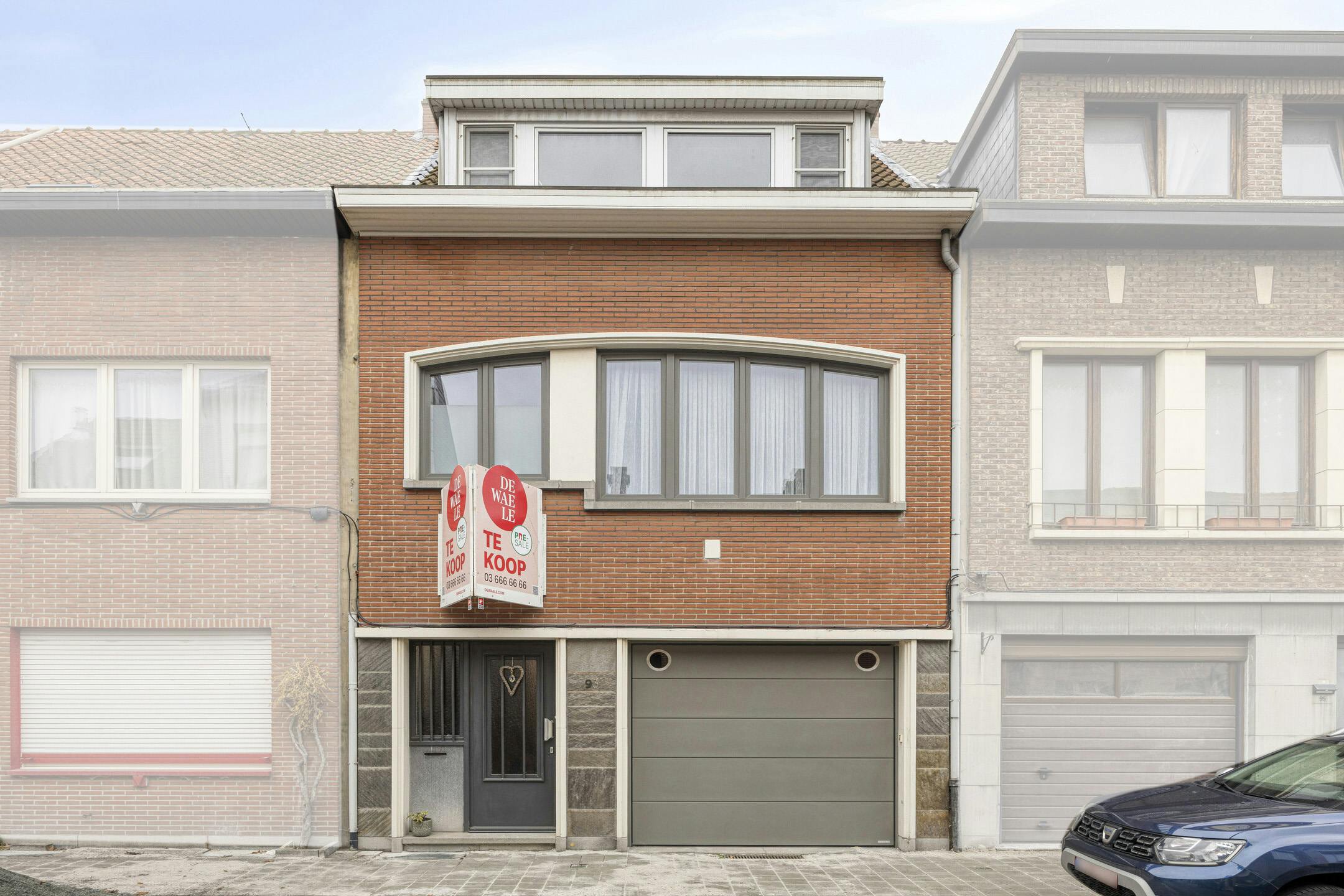 Ruim huis te koop Merksem met garage en zonnige tuin foto {{pictureIndex}}