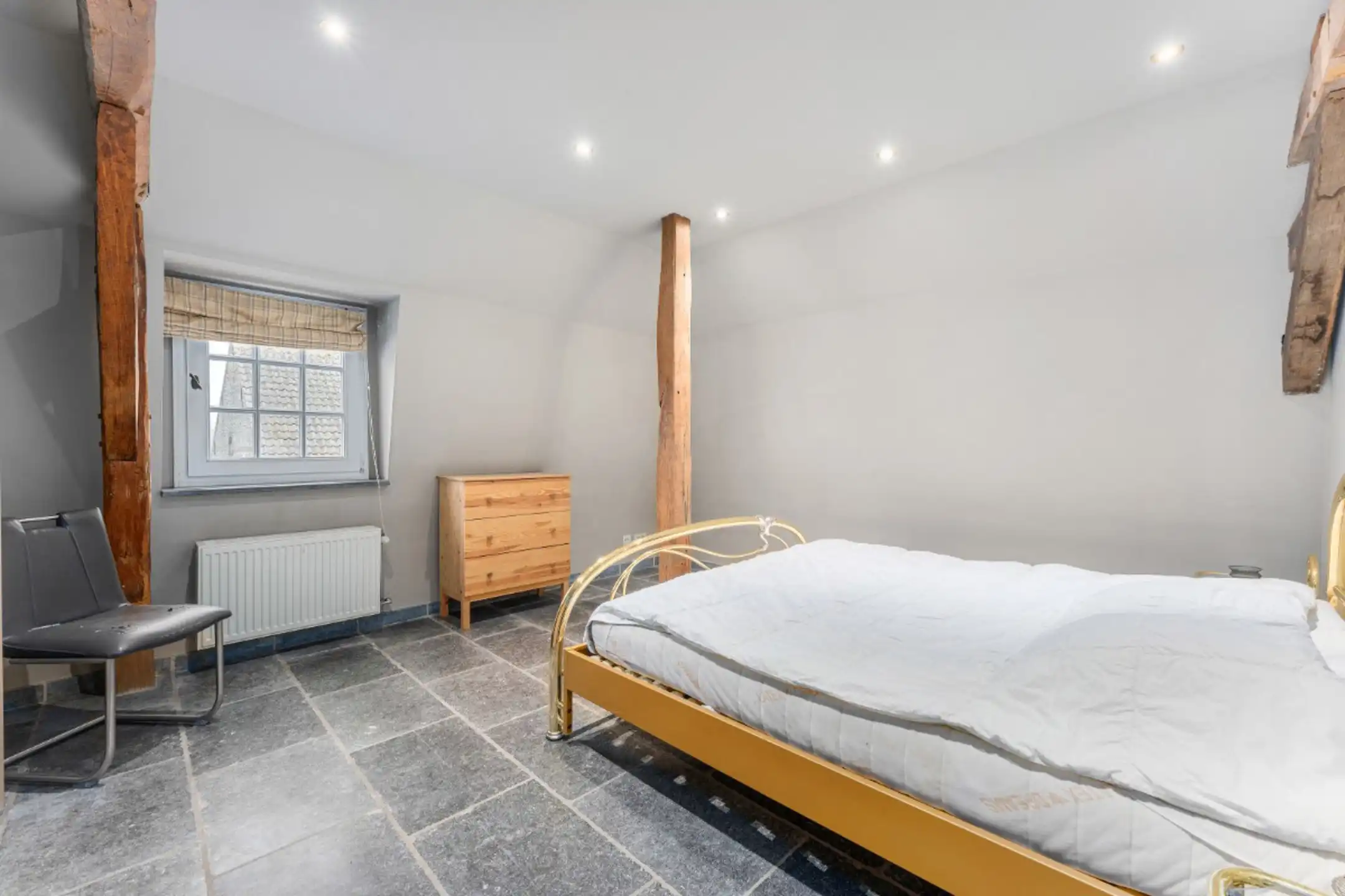 Zeer ruime woning met 5 slaapkamers, veel potentieel. foto 25