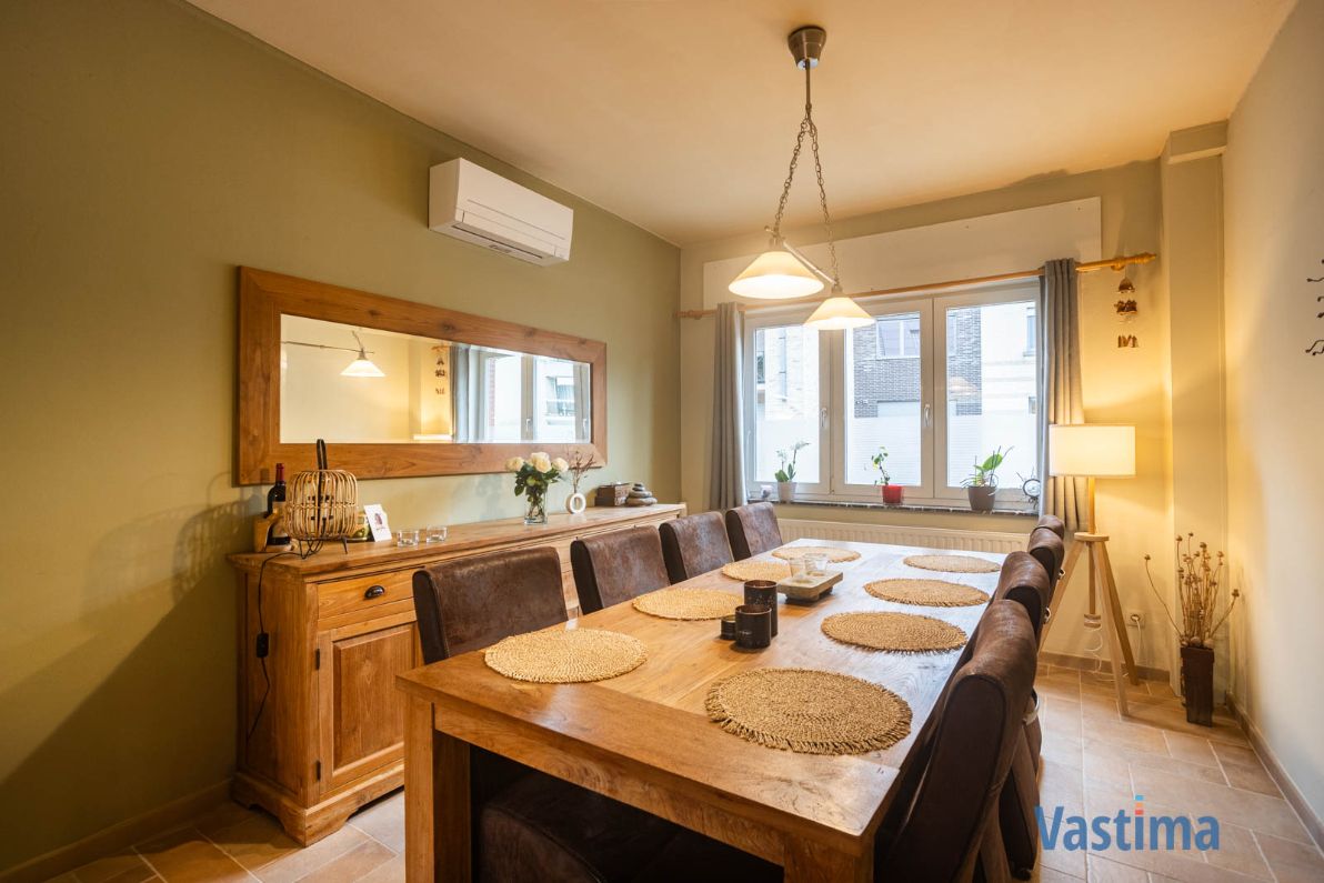 Instapklare woning met 3 slaapkamers, dubbele garage en grote tuin foto 2