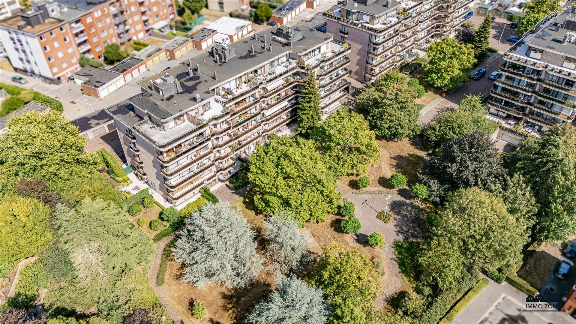Ruim en lichtrijk appartement met terras in Sint-Niklaas foto 3