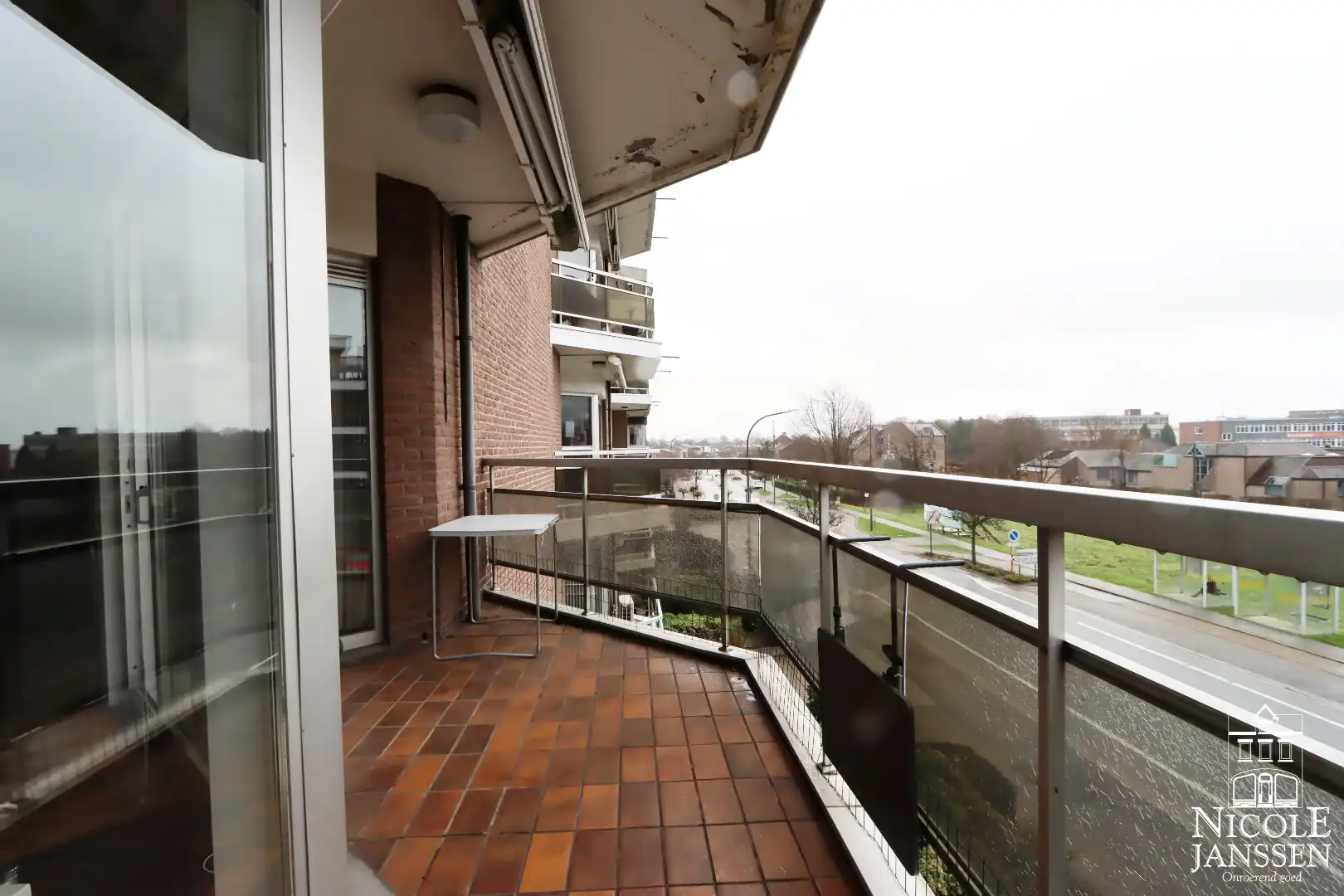 Ruim en instapklaar appartement met terras vlakbij het centrum foto 11