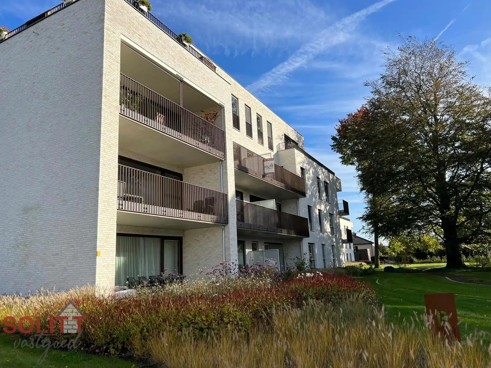 App met 2 slpk en westgericht terras in prachtige site foto {{pictureIndex}}