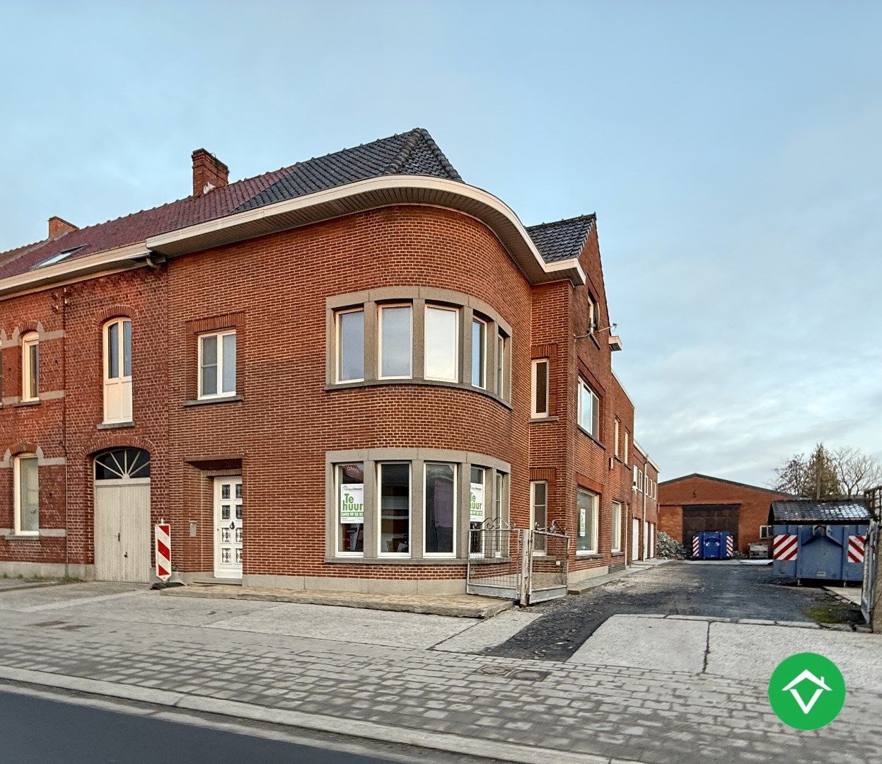 Ruime halfopen bebouwing met 3 slaapkamers, en dubbele garage te Sint-Eloois-Winkel foto {{pictureIndex}}