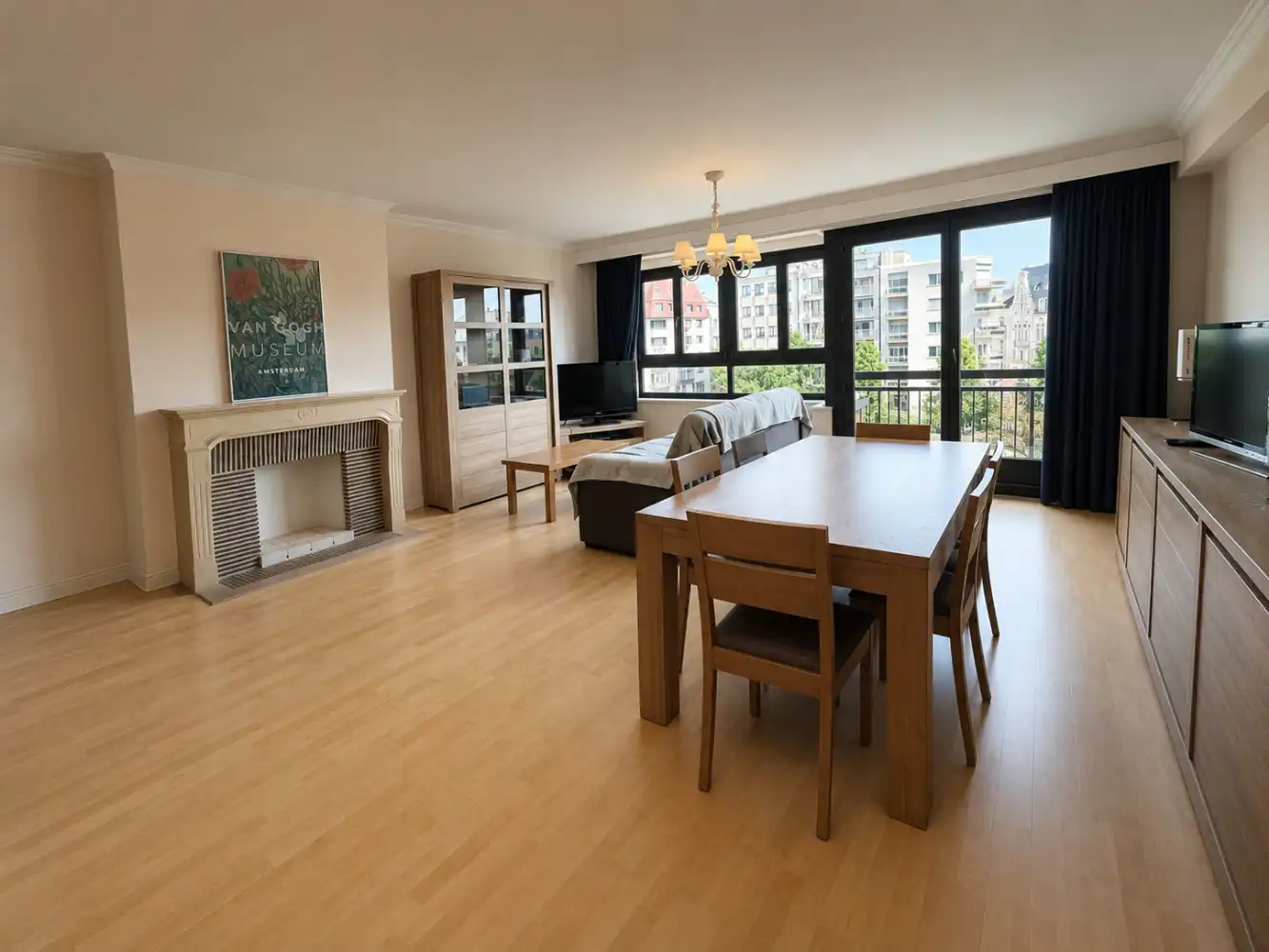 Ruim appartement te huur op de Grote Markt in Blankenberge met twee slaapkamers. Met een terrasje vooraan en achteraan- uw ideale uitvalsbasis aan de Belgische kust! foto 2