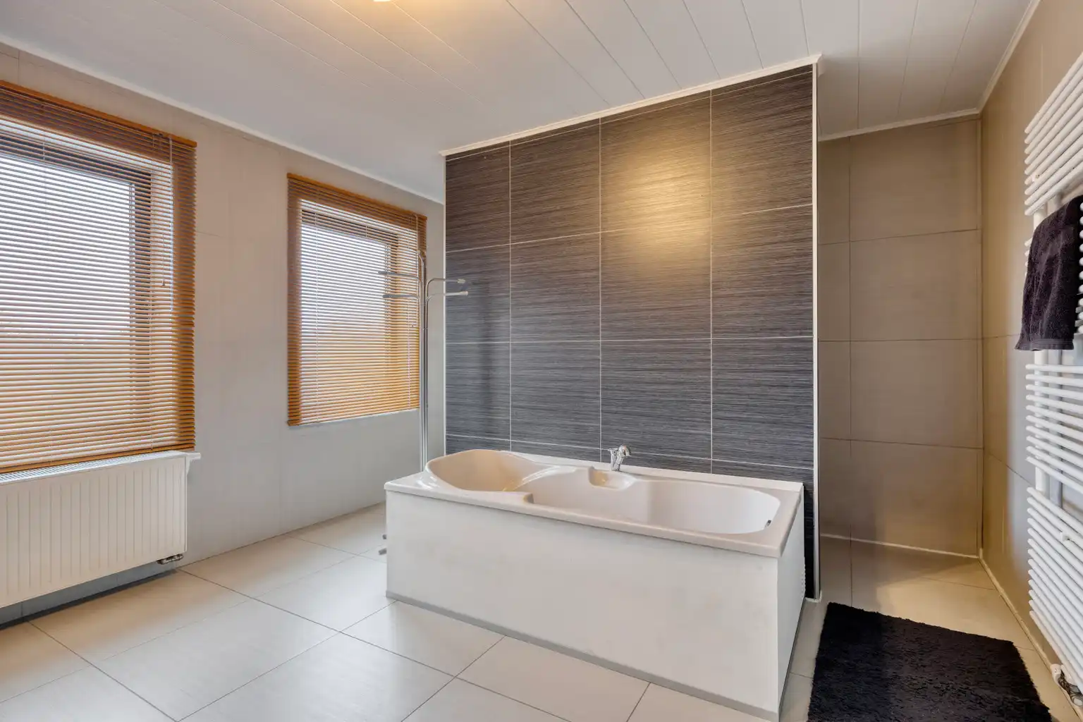 INSTAPKLARE WONING MET PRAKTIJKRUIMTE/BUREEL EN ZWEMBAD foto 20